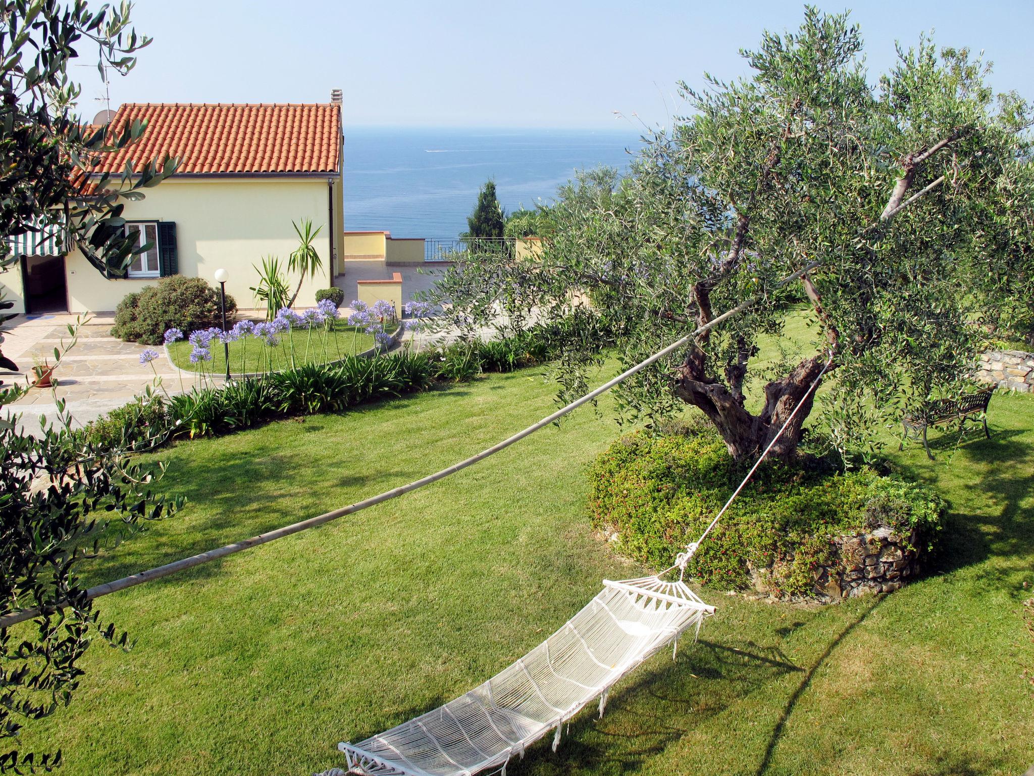 Photo 16 - 1 bedroom Apartment in Imperia with garden and sea view