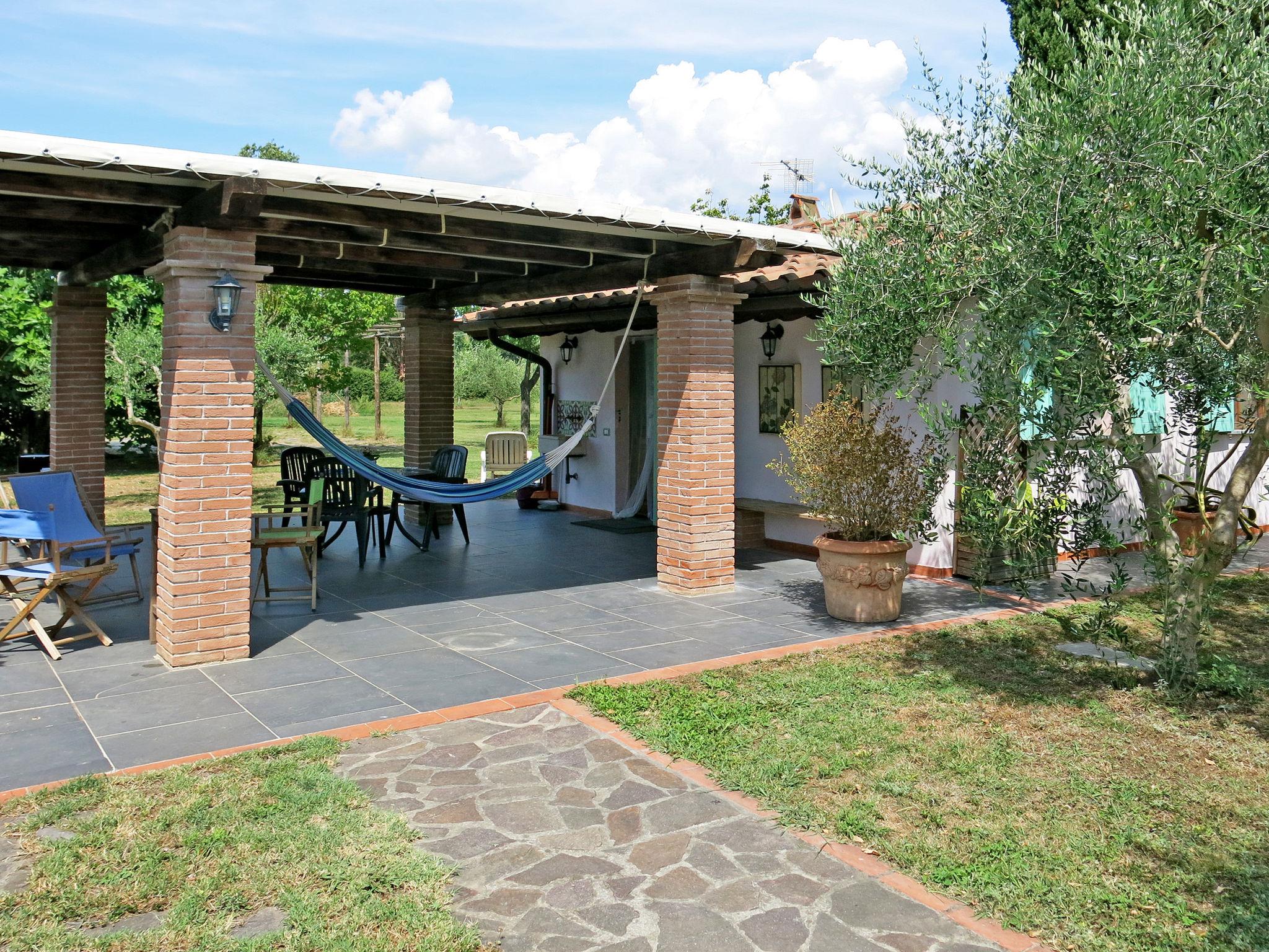 Foto 15 - Casa de 1 quarto em Pisa com piscina privada e jardim