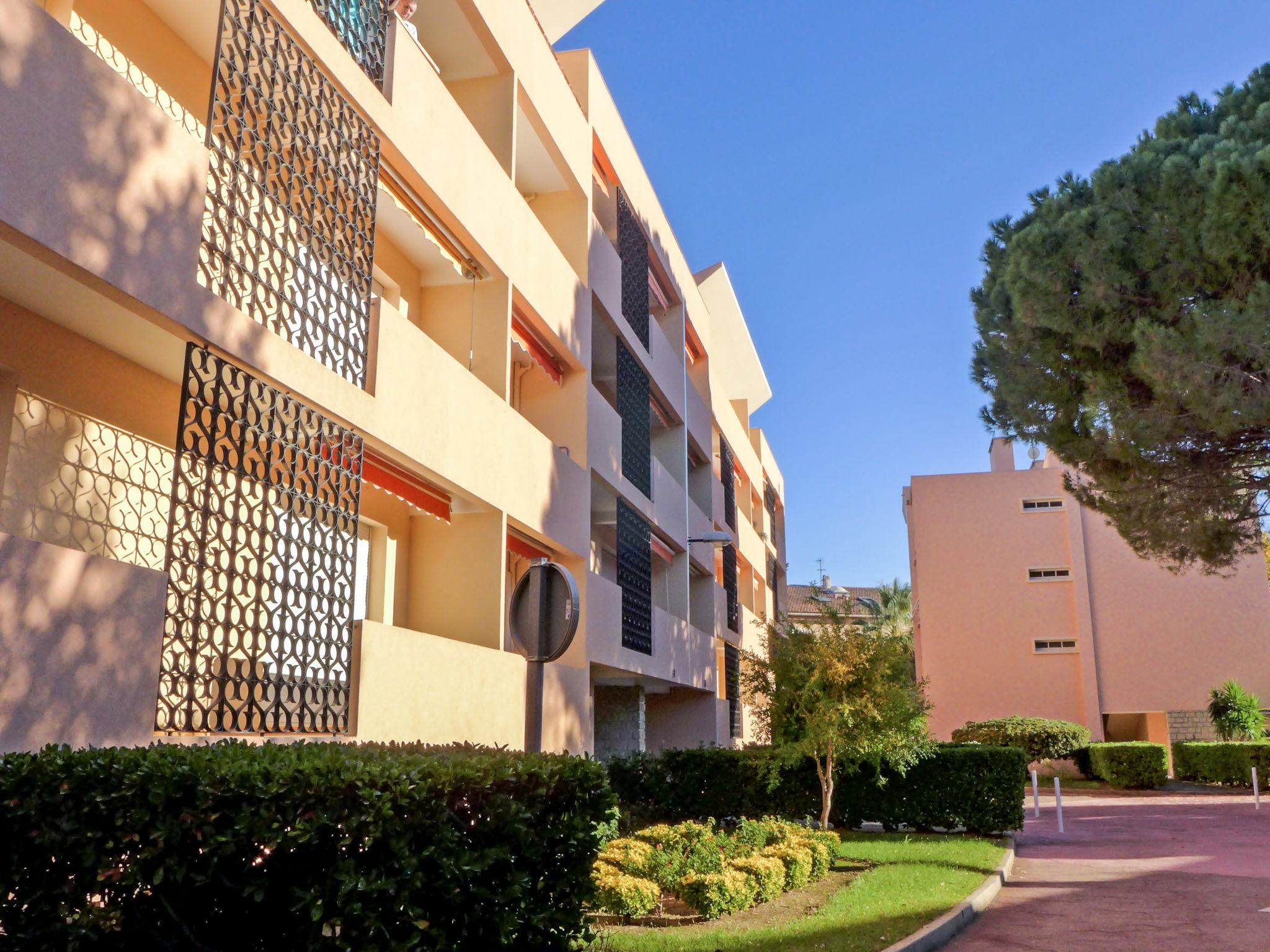 Foto 11 - Apartamento de 1 habitación en Saint-Cyr-sur-Mer con jardín y terraza