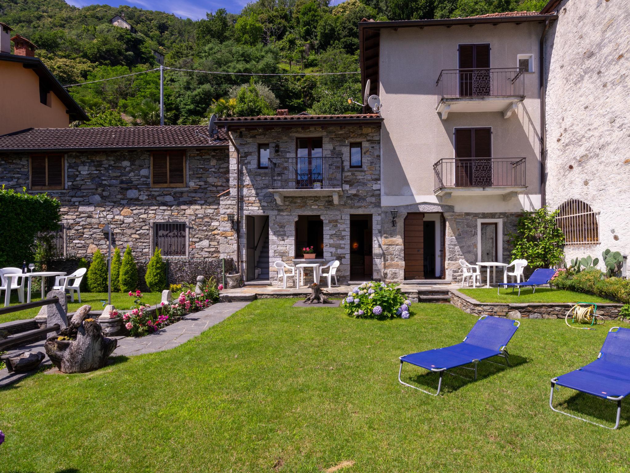 Foto 1 - Apartamento de 2 habitaciones en Cannobio con jardín y vistas a la montaña