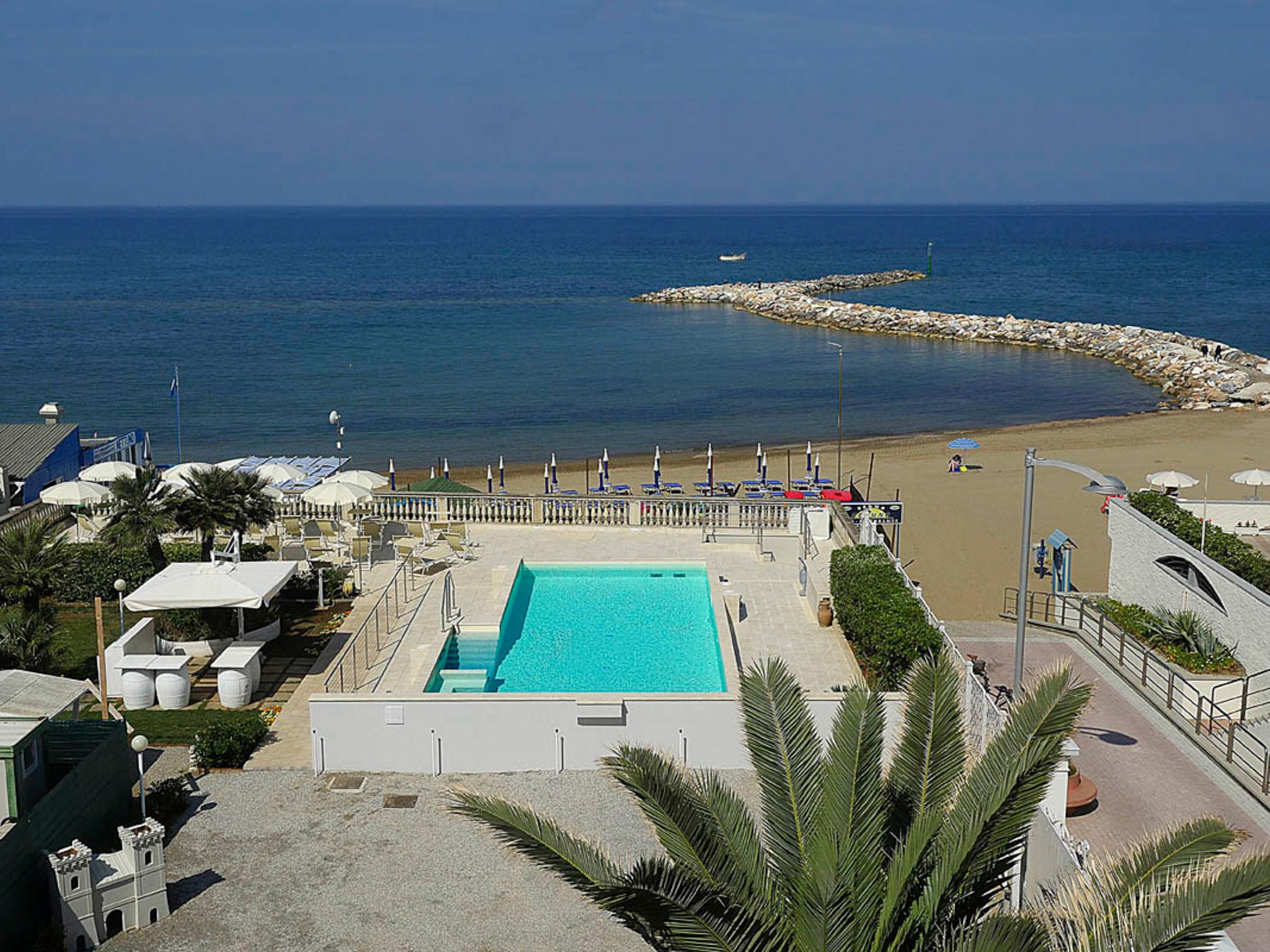 Foto 10 - Apartamento em San Vincenzo com piscina e vistas do mar