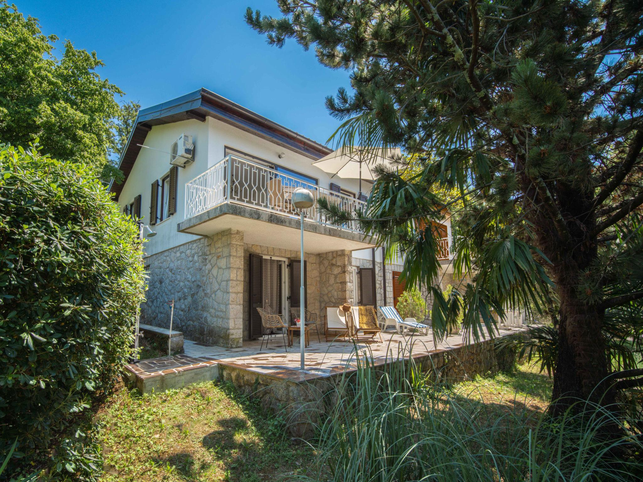 Foto 1 - Casa de 2 habitaciones en Omišalj con jardín y terraza