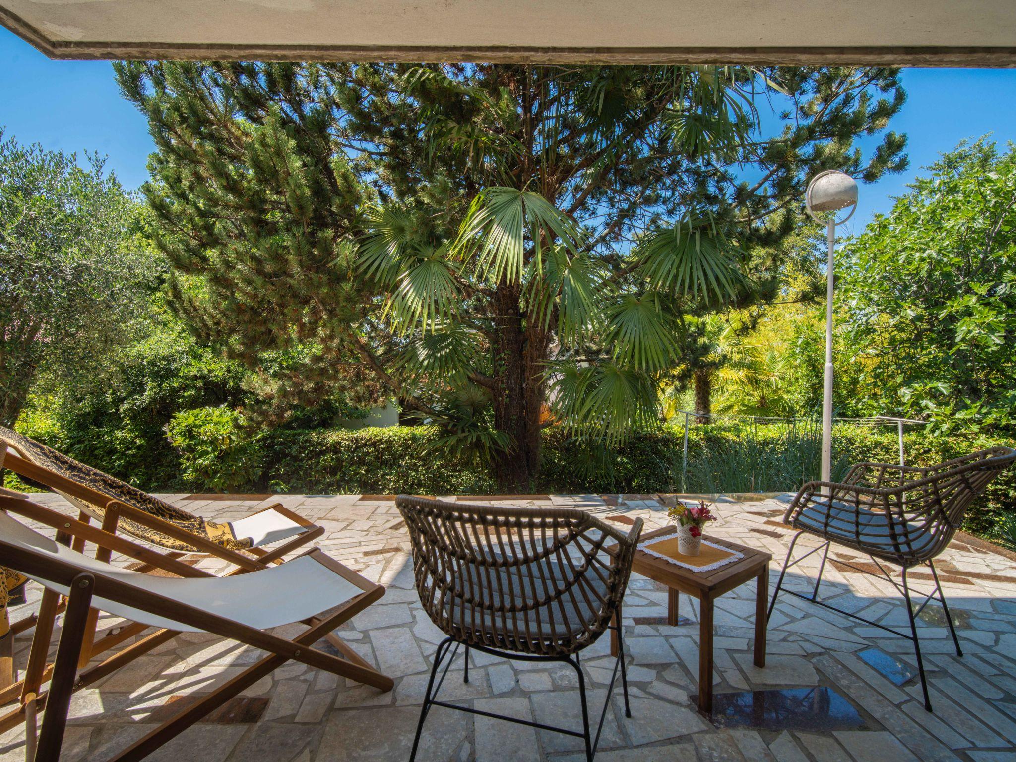 Photo 2 - Maison de 2 chambres à Omišalj avec jardin et terrasse