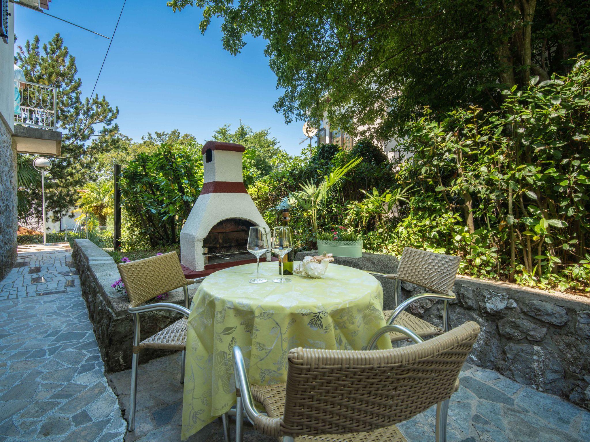 Photo 11 - Maison de 2 chambres à Omišalj avec jardin et terrasse