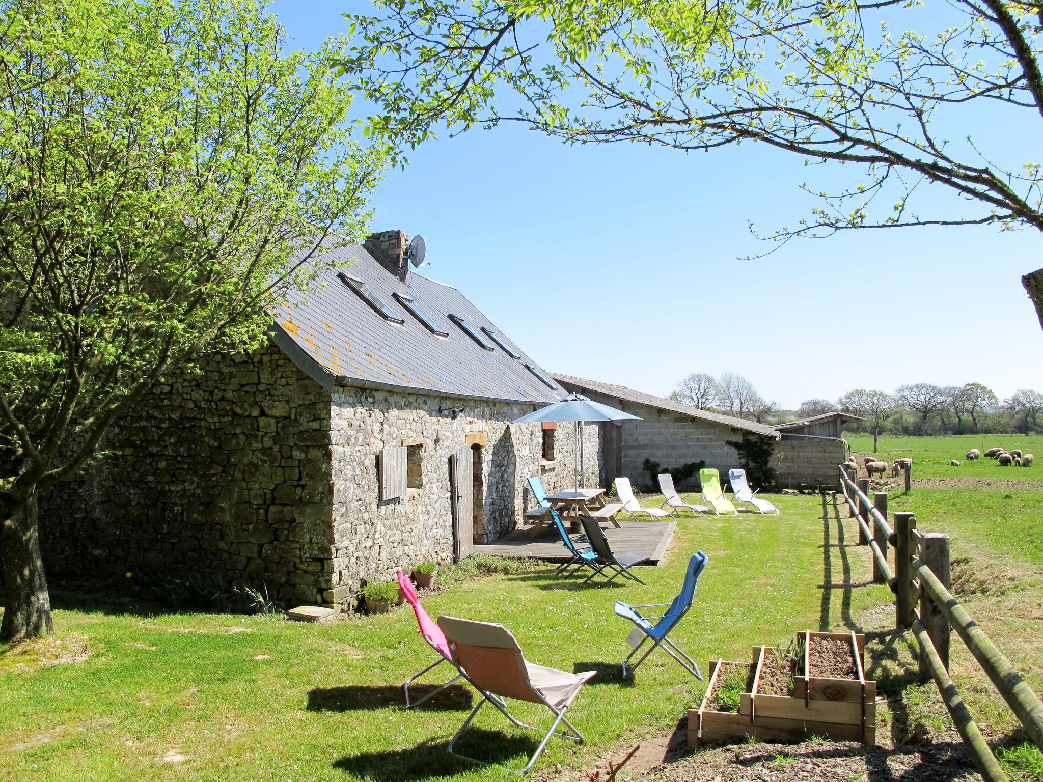 Foto 1 - Haus mit 1 Schlafzimmer in Saint-Sauveur-le-Vicomte mit garten und terrasse