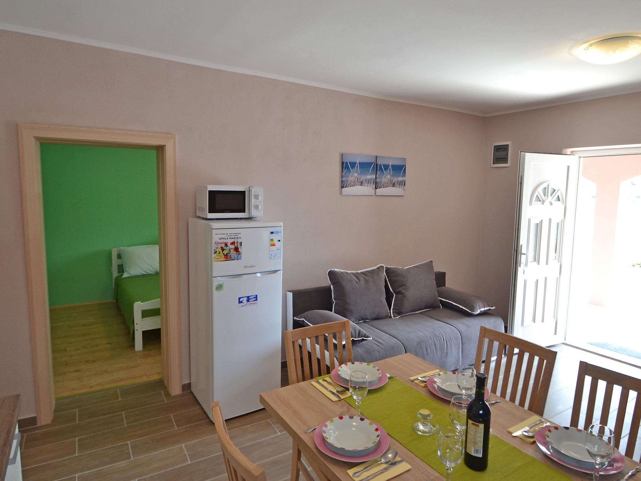 Foto 5 - Apartamento de 2 quartos em Obrovac com terraço e vistas do mar