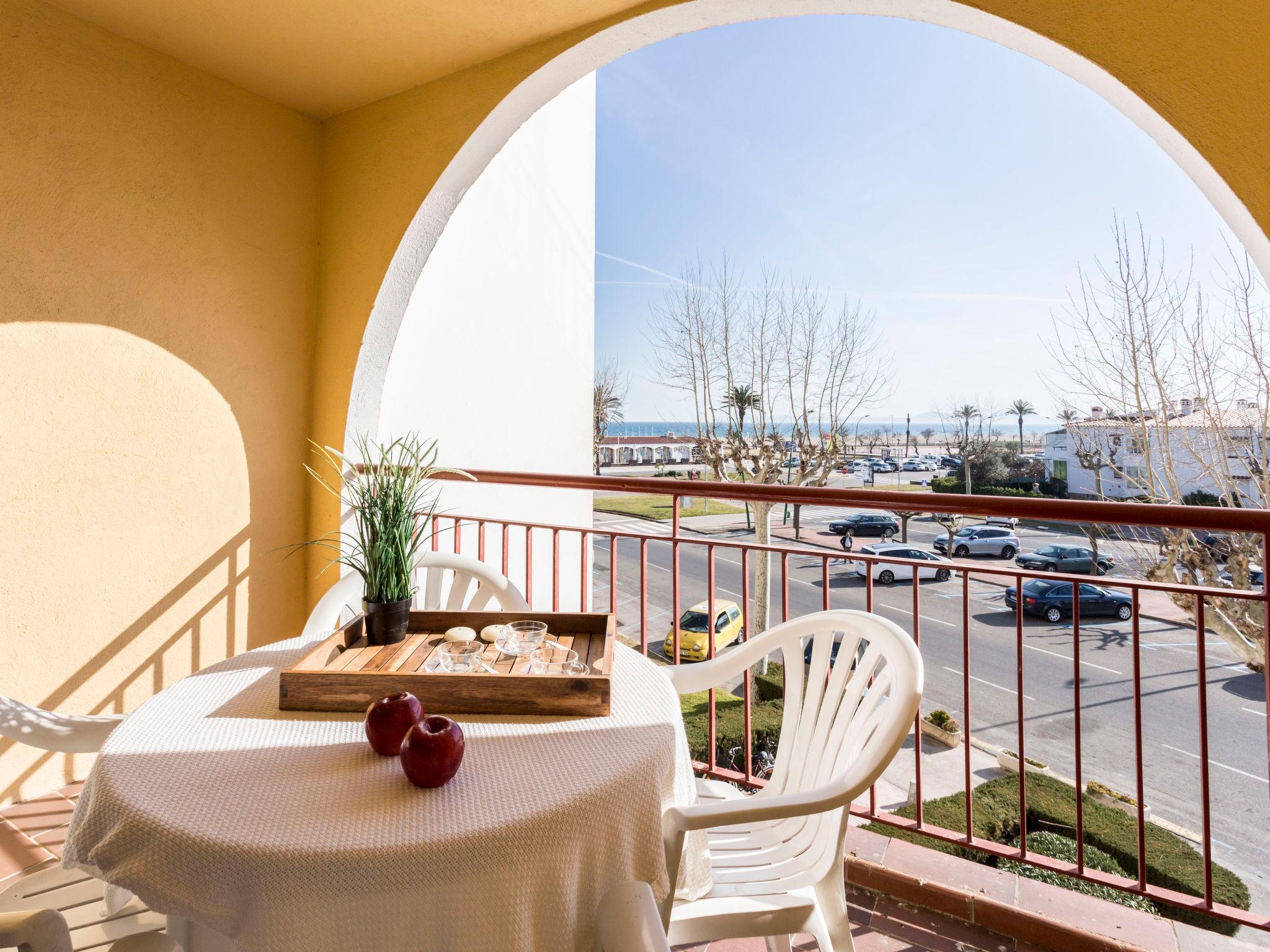 Foto 1 - Apartamento de 1 habitación en Castelló d'Empúries con jardín y vistas al mar