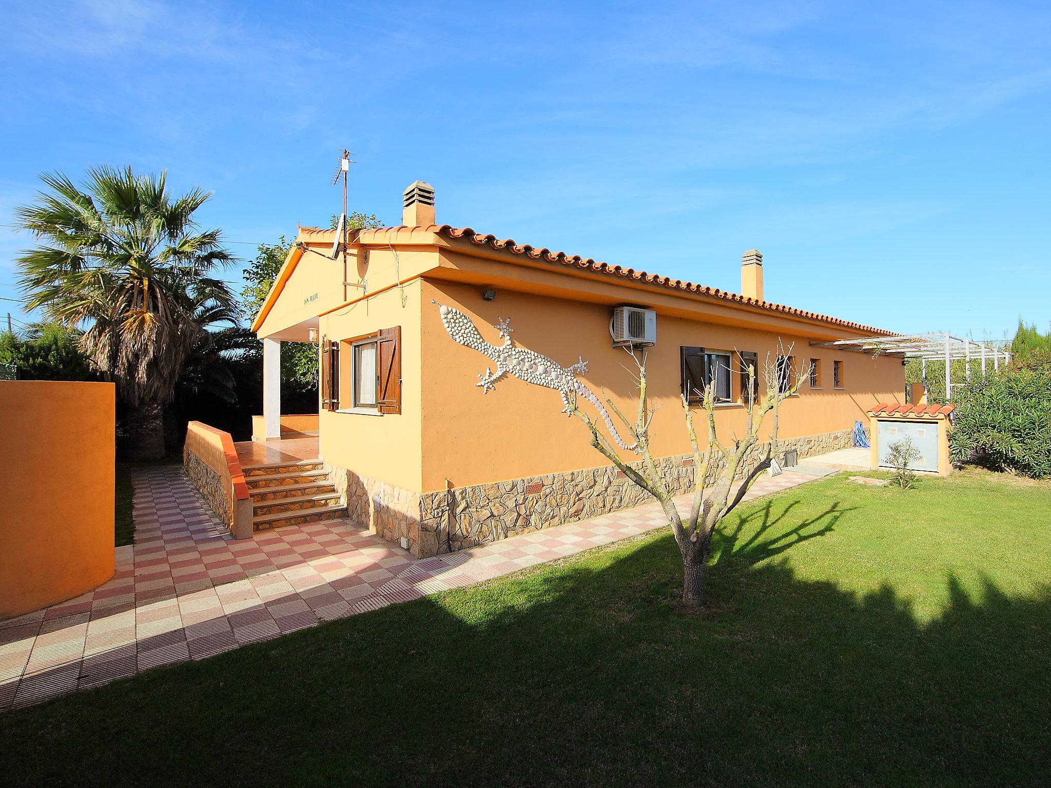 Photo 16 - 4 bedroom House in l'Escala with garden and sea view