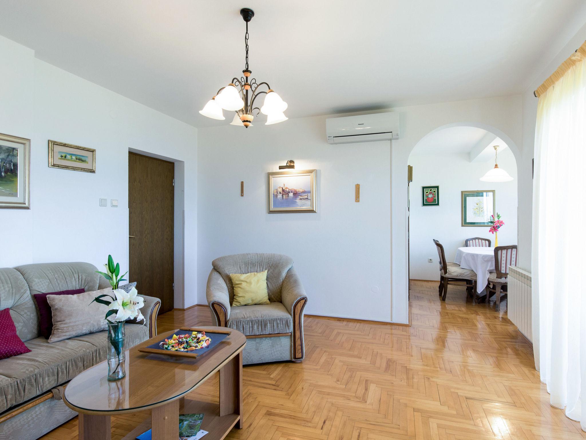 Foto 6 - Apartamento de 3 quartos em Opatija com jardim e vistas do mar