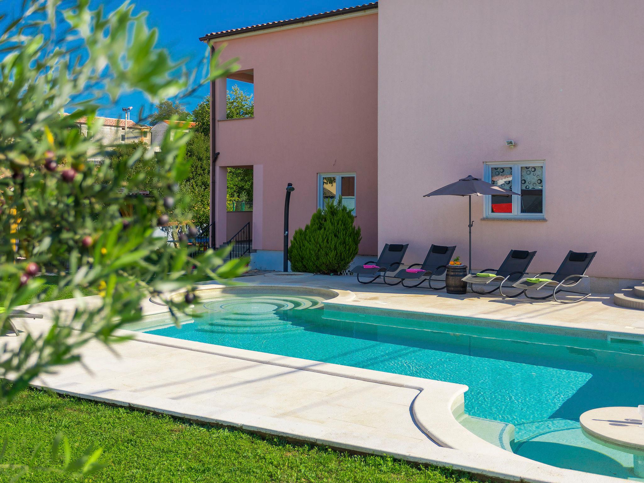 Photo 2 - Maison de 6 chambres à Barban avec piscine privée et jardin