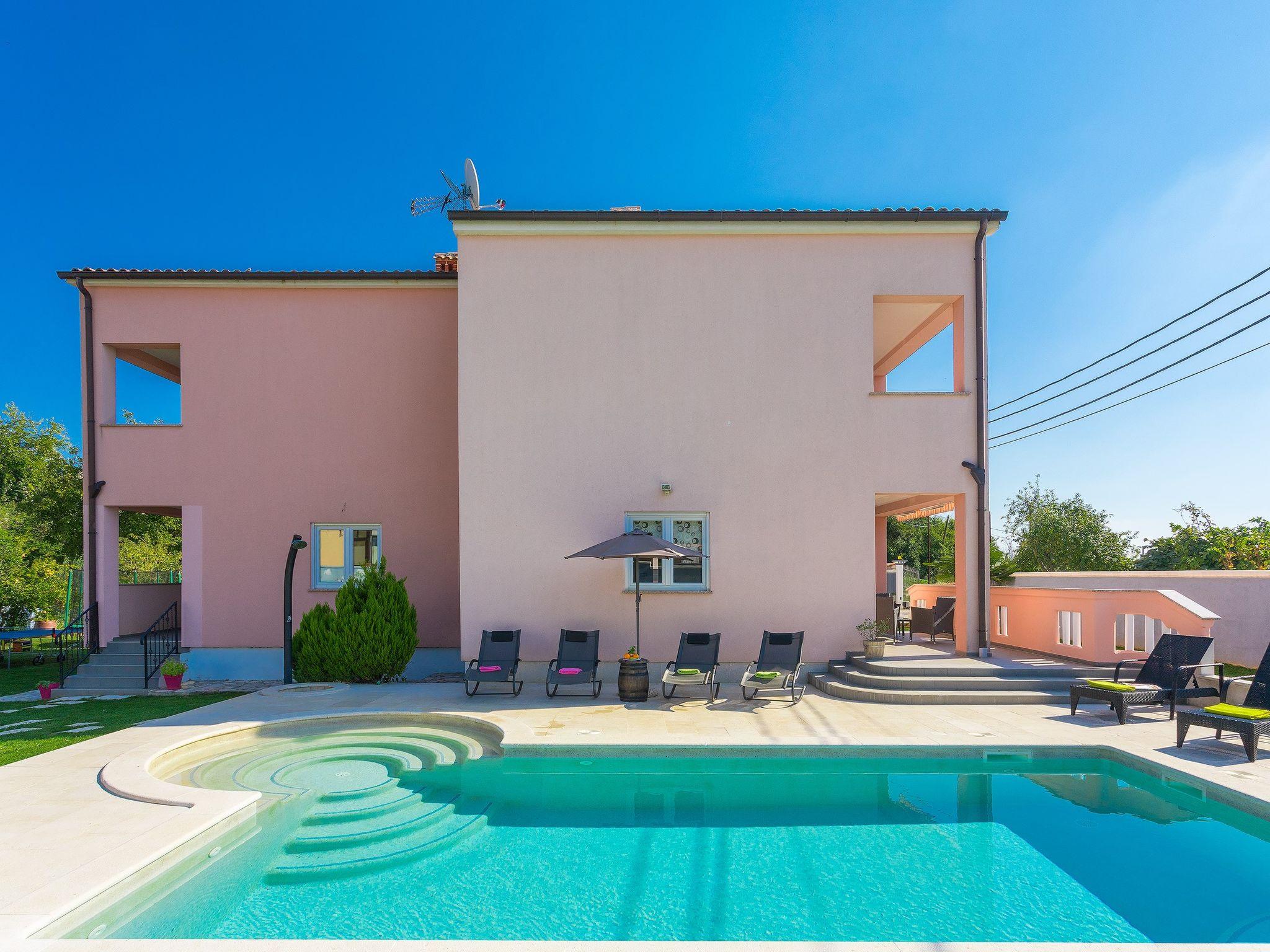 Photo 1 - Maison de 6 chambres à Barban avec piscine privée et jardin