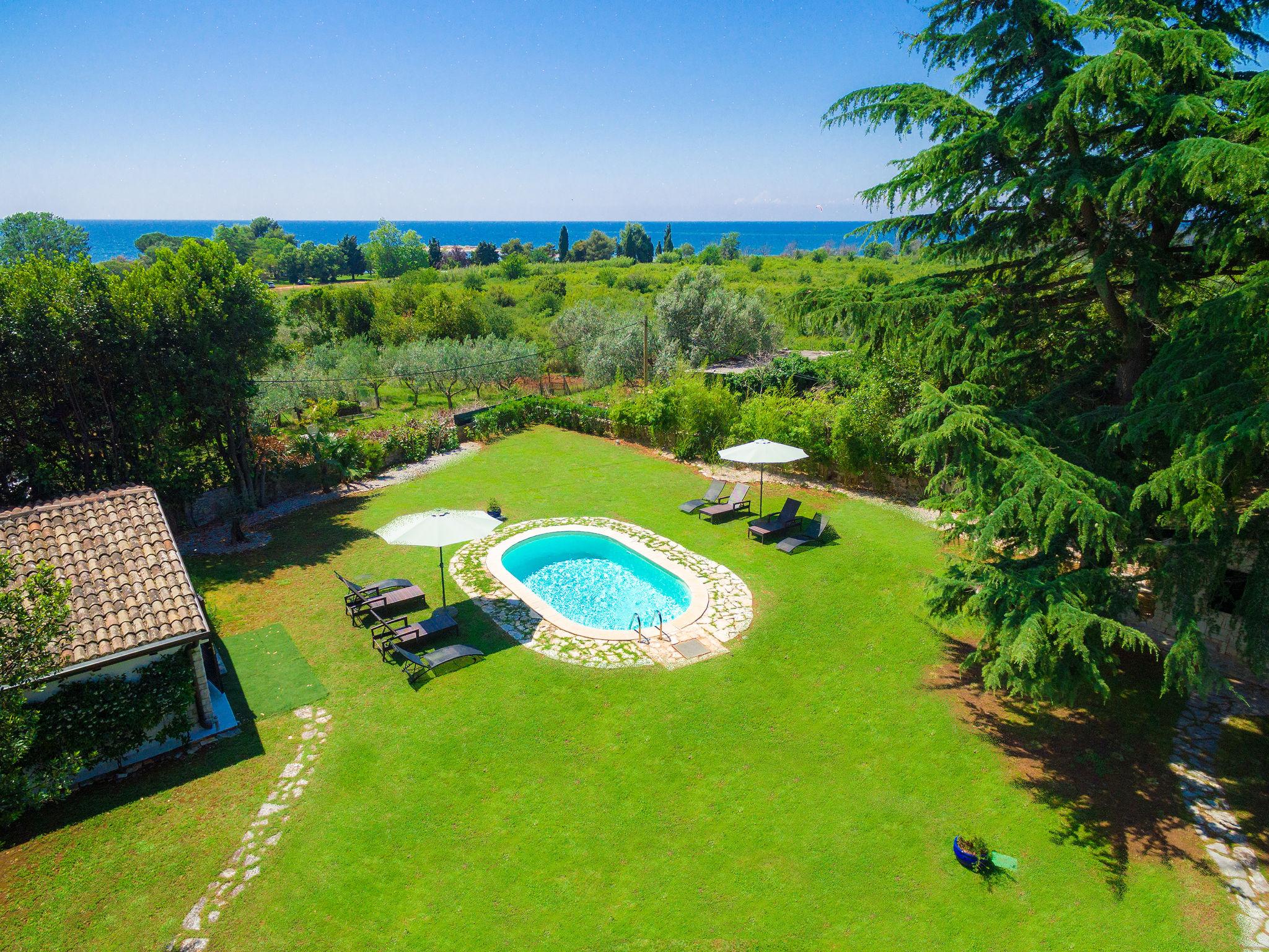 Photo 18 - Maison de 4 chambres à Umag avec piscine privée et jardin