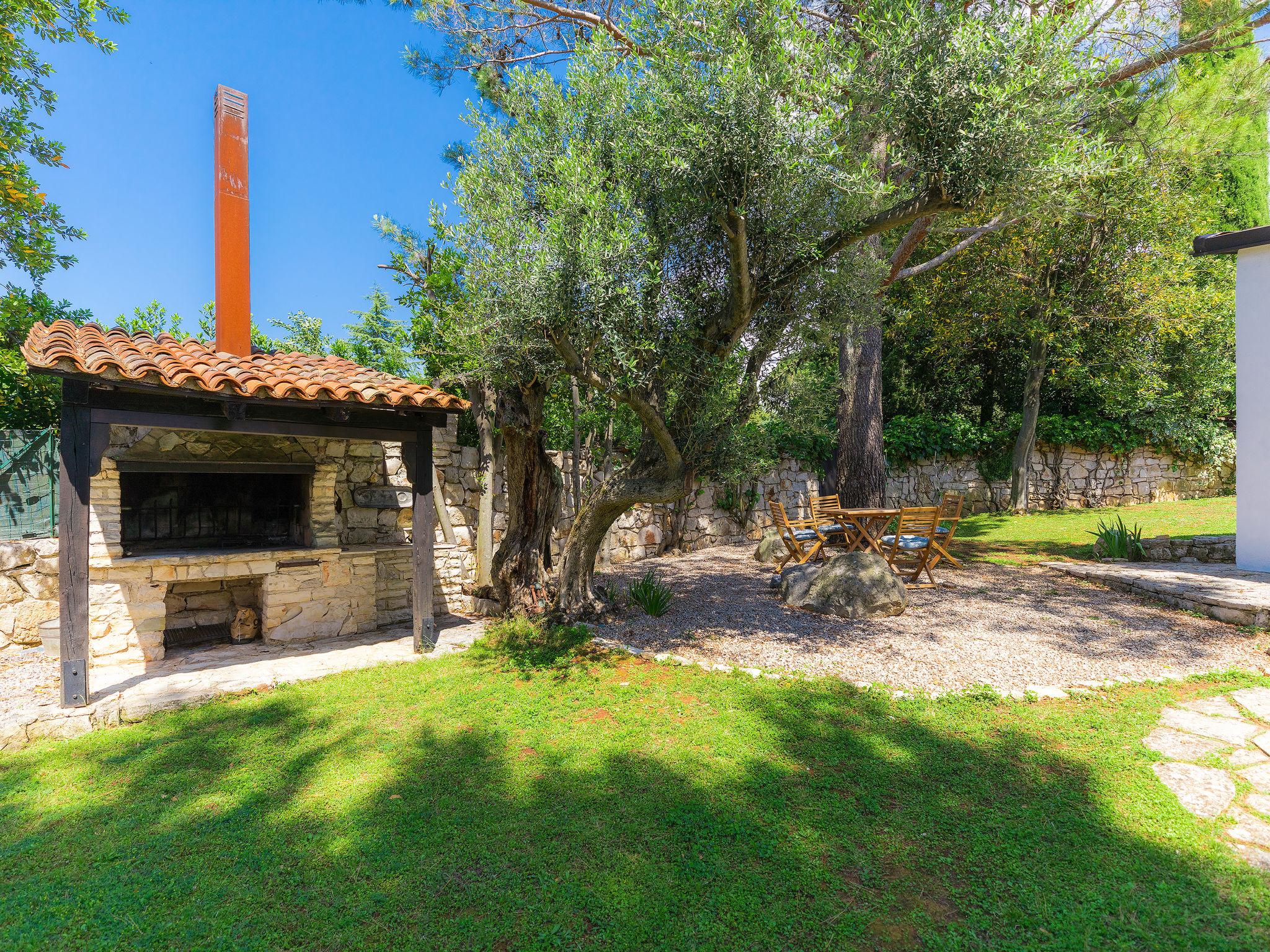 Foto 15 - Casa de 4 quartos em Umag com piscina privada e jardim