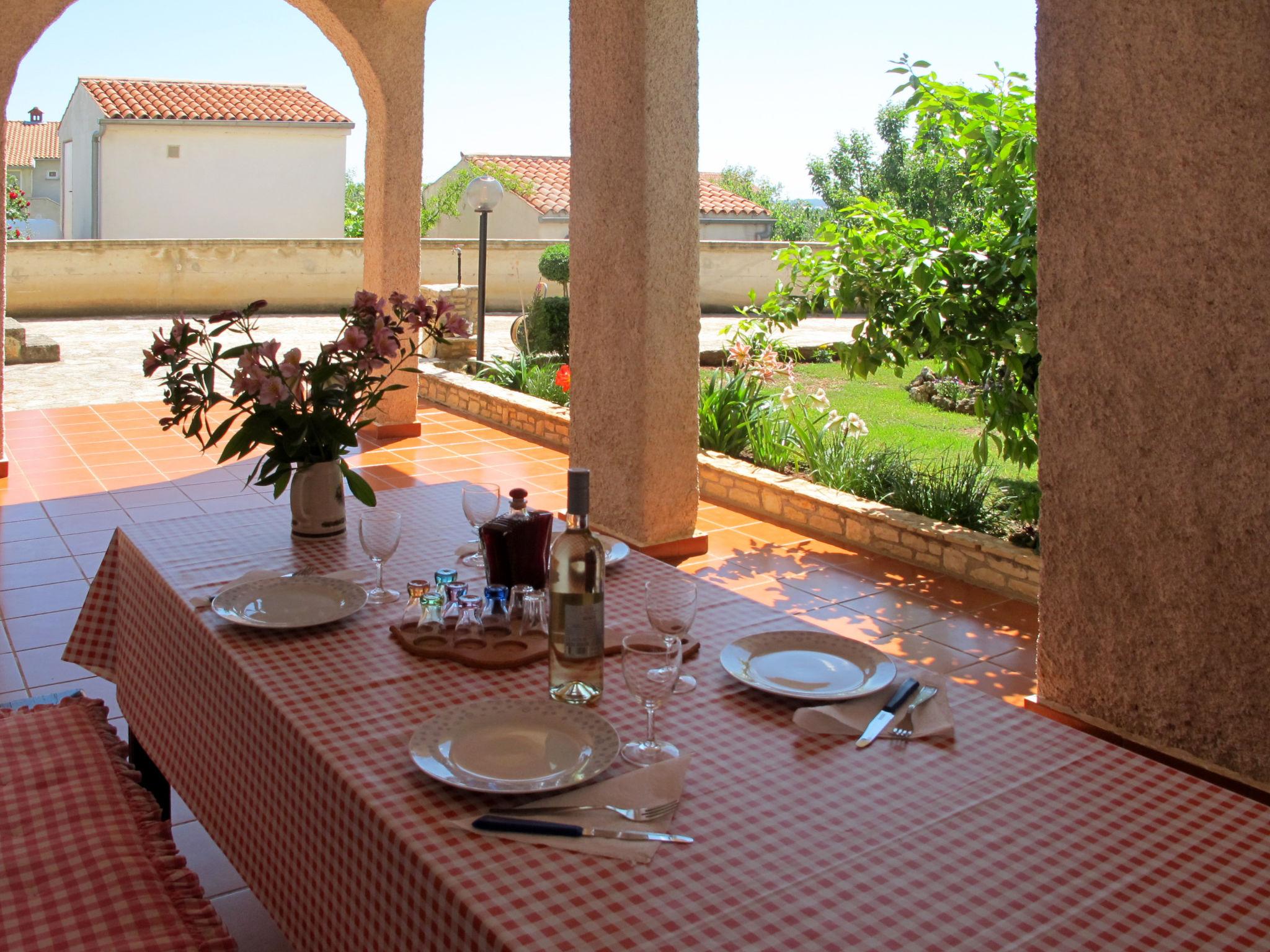 Photo 11 - Maison de 2 chambres à Ližnjan avec piscine et vues à la mer