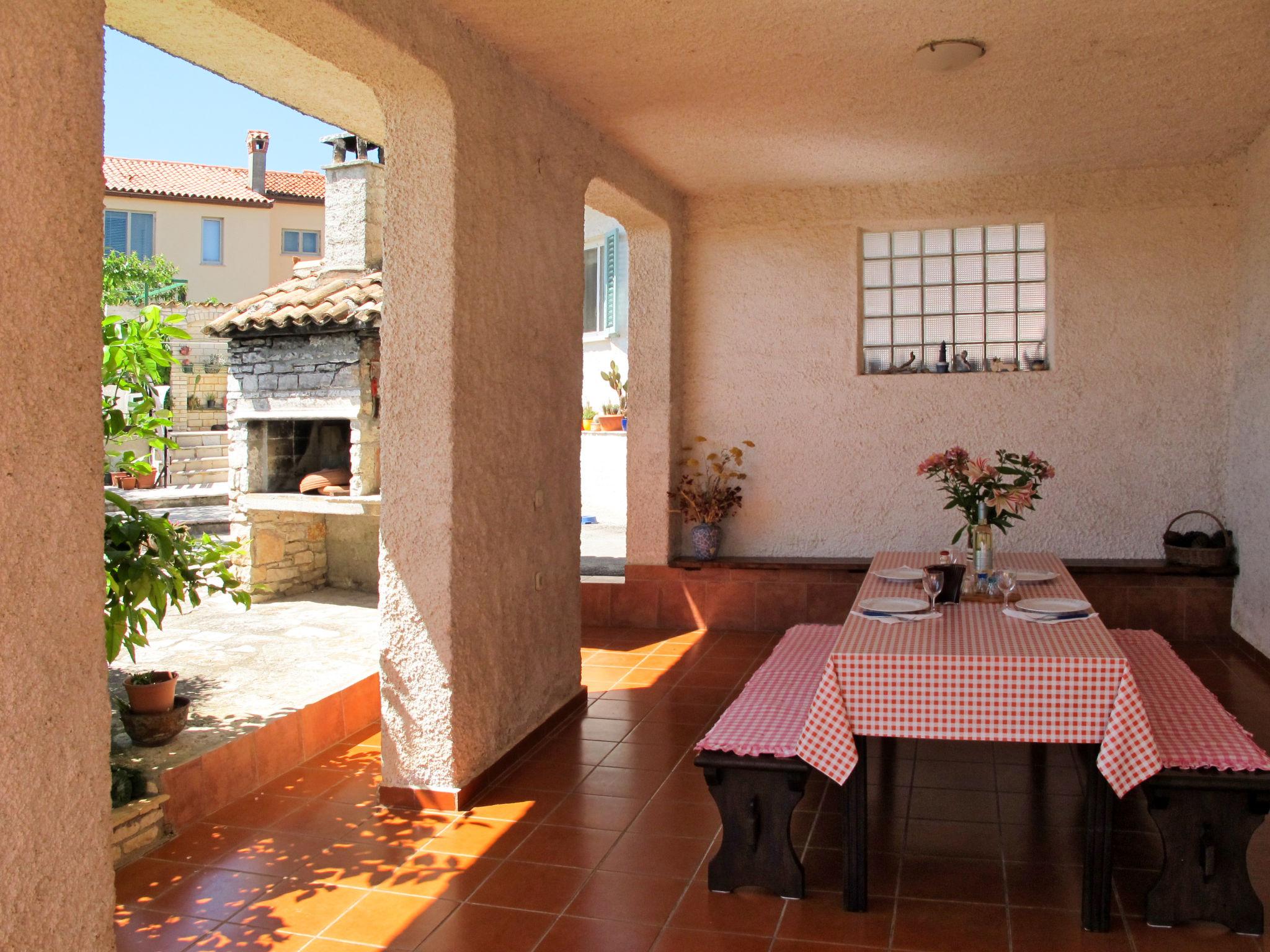 Foto 5 - Casa de 2 quartos em Ližnjan com piscina e vistas do mar