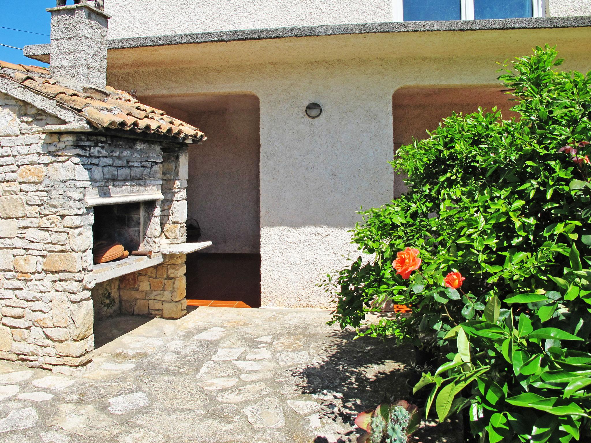 Foto 5 - Haus mit 1 Schlafzimmer in Ližnjan mit schwimmbad und blick aufs meer