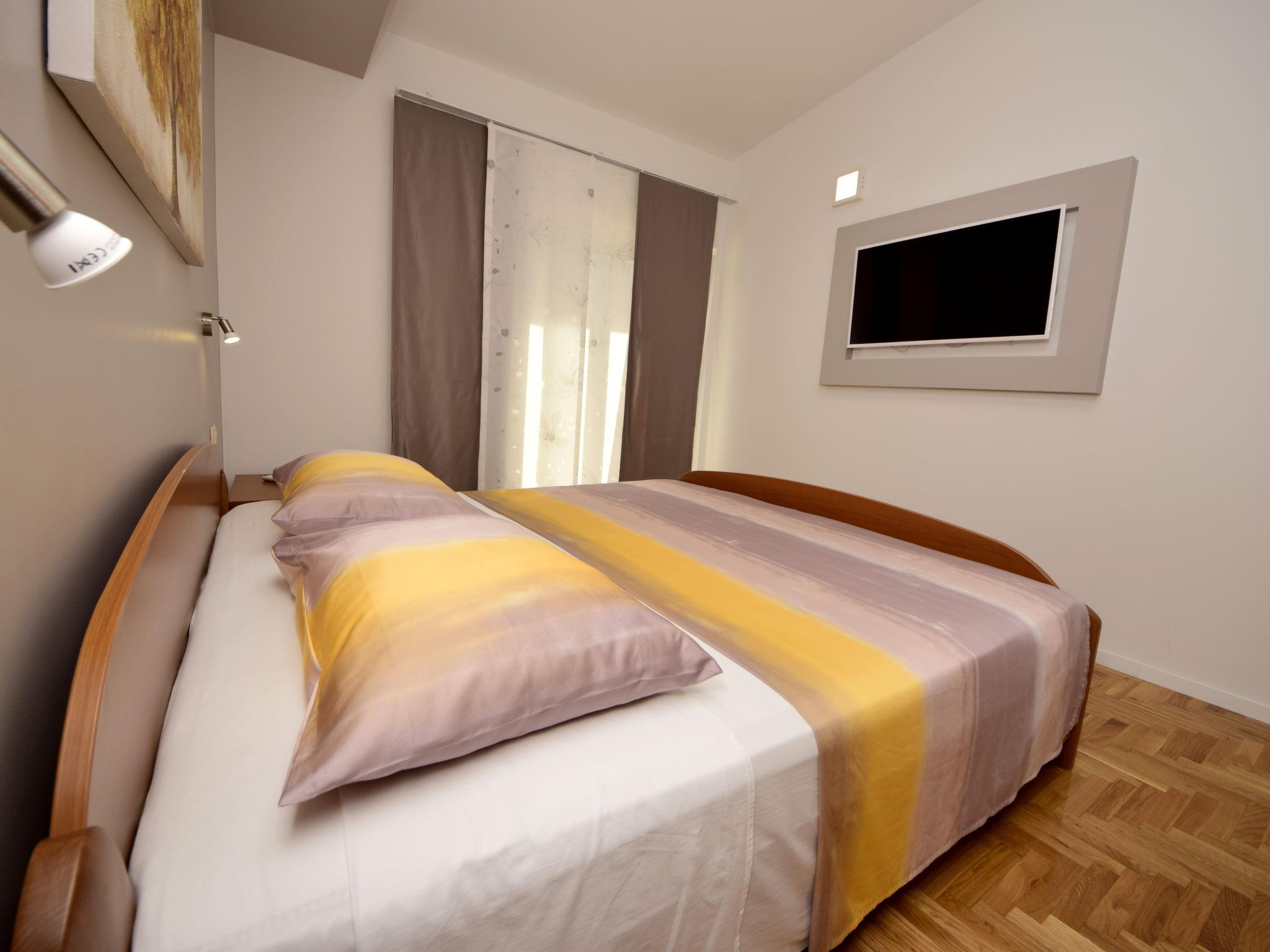 Foto 15 - Appartamento con 2 camere da letto a Trogir con piscina e vista mare