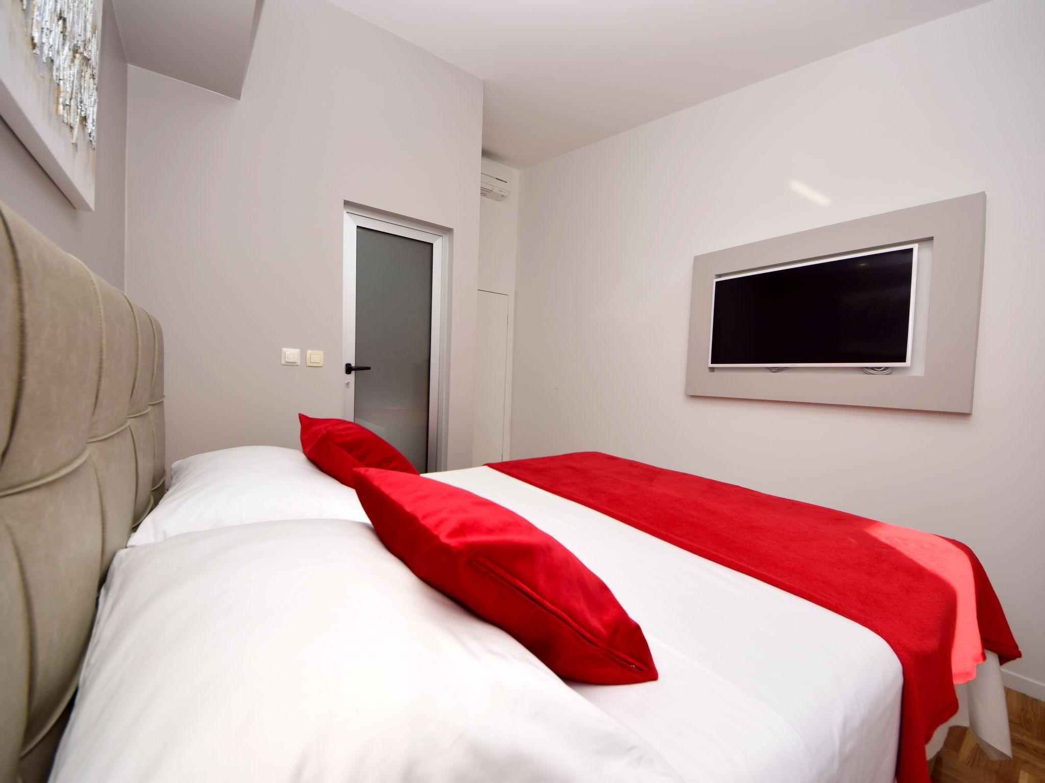 Foto 17 - Appartamento con 2 camere da letto a Trogir con piscina e vista mare