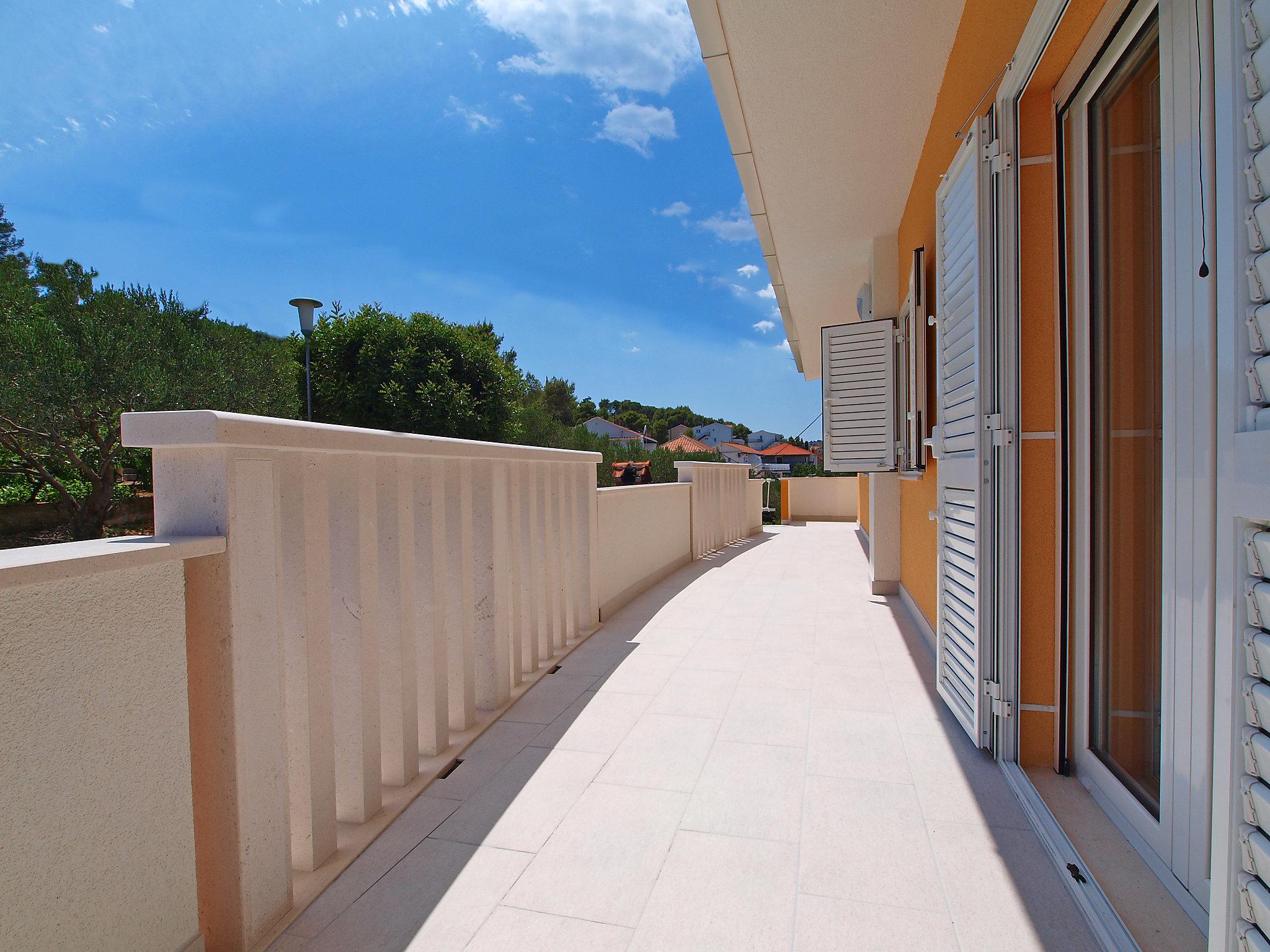 Foto 9 - Apartamento de 2 habitaciones en Trogir con piscina y jardín