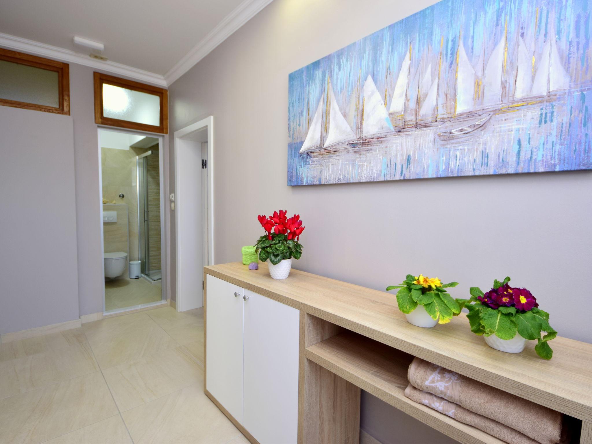 Foto 19 - Appartamento con 2 camere da letto a Trogir con piscina e vista mare