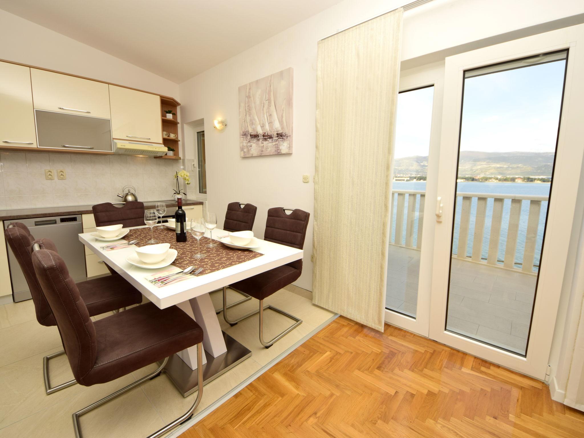 Foto 5 - Apartamento de 2 habitaciones en Trogir con piscina y vistas al mar