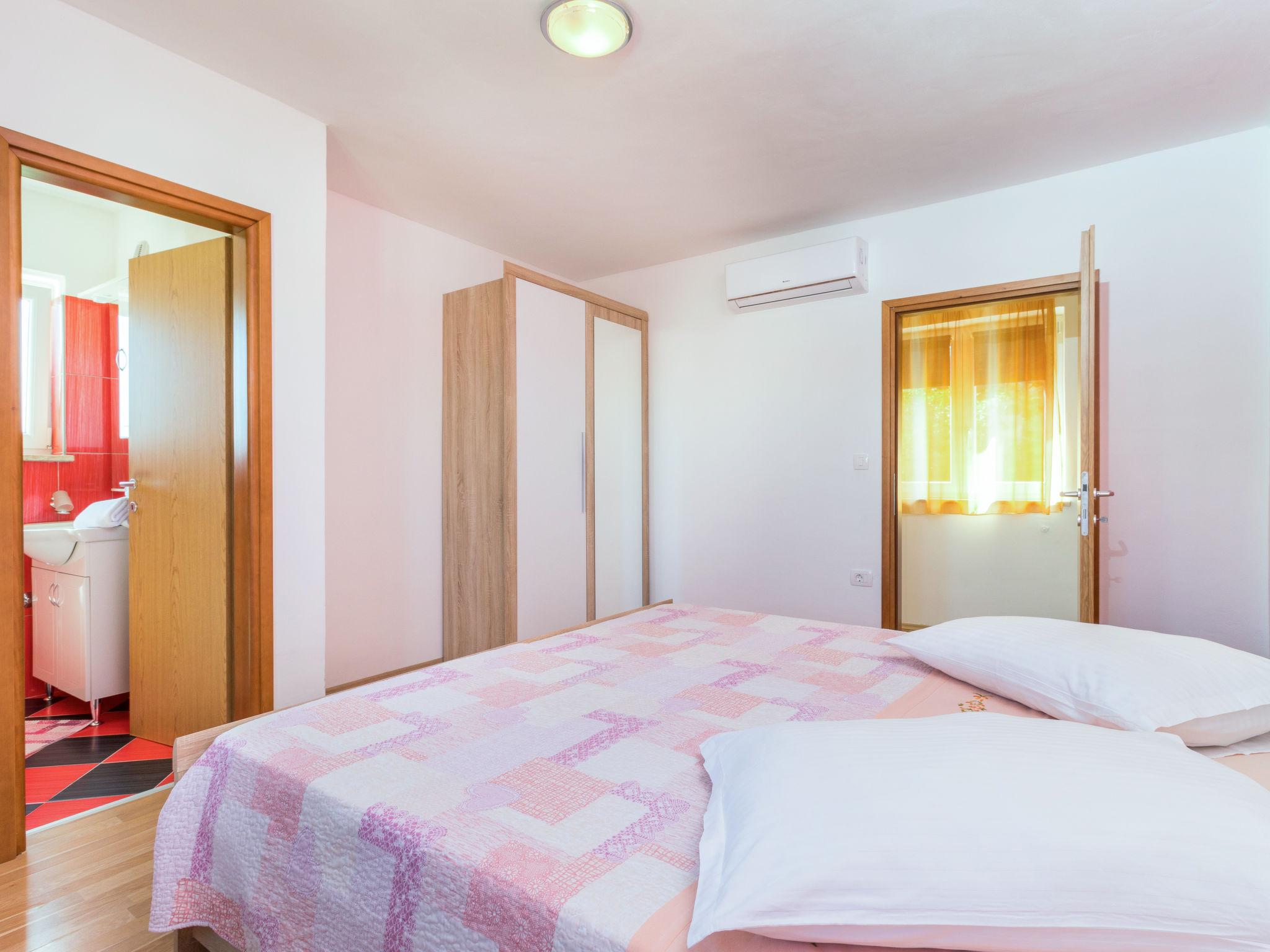 Foto 15 - Casa con 2 camere da letto a Pićan con piscina privata e terrazza