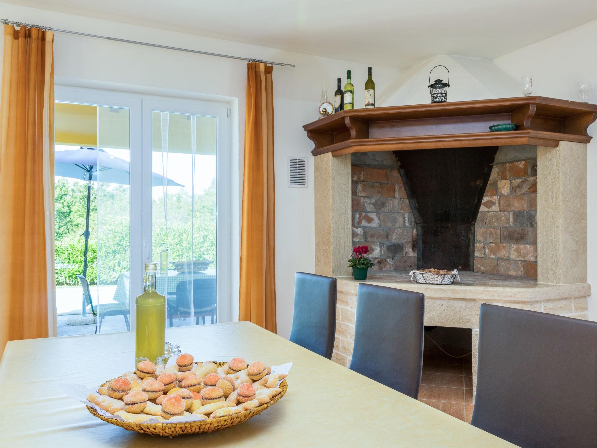 Photo 3 - Maison de 2 chambres à Pićan avec piscine privée et terrasse