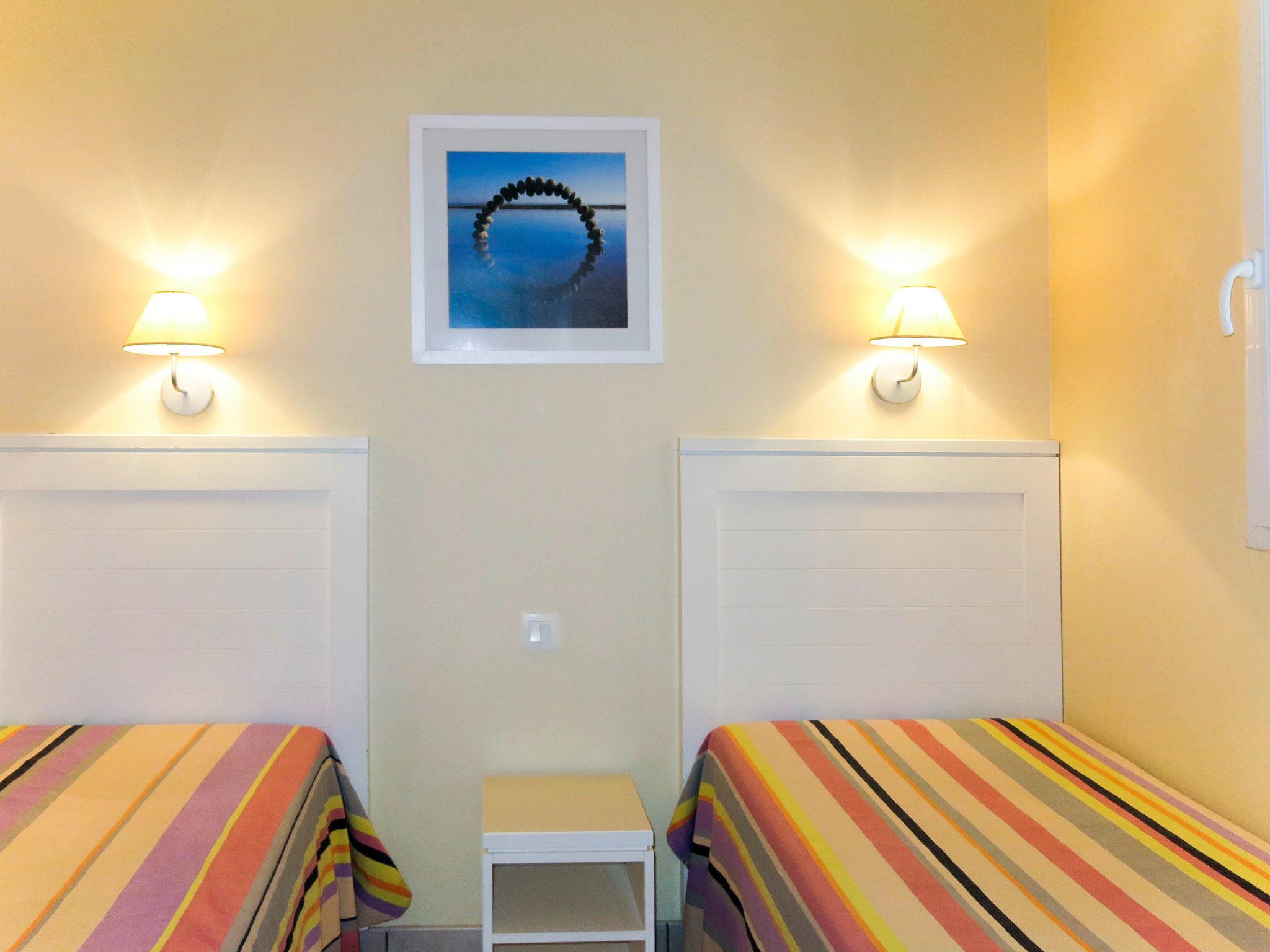 Foto 4 - Appartamento con 1 camera da letto a Les Sables-d'Olonne con piscina e vista mare