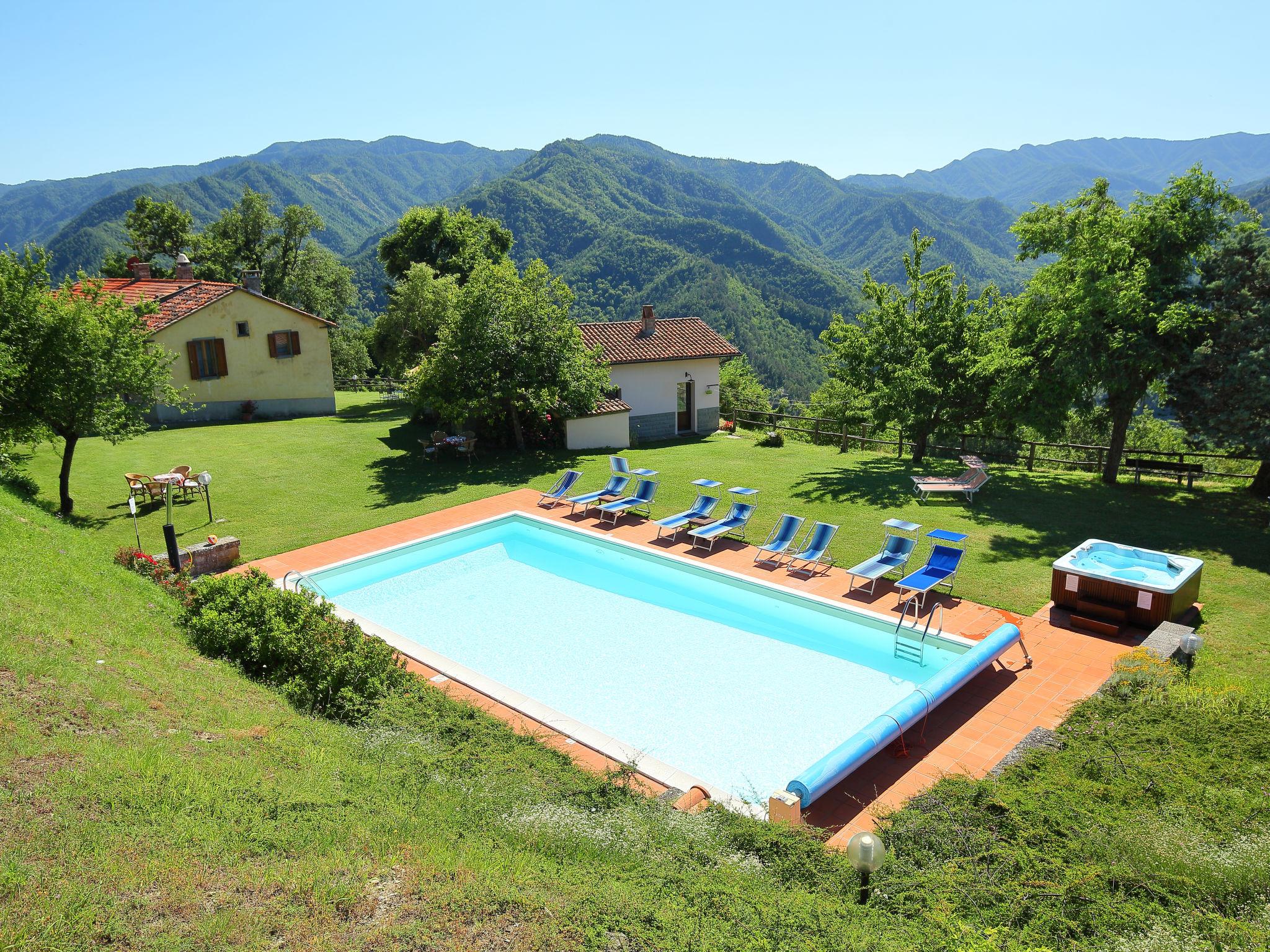 Foto 1 - Apartamento de 2 quartos em Marradi com piscina e jardim