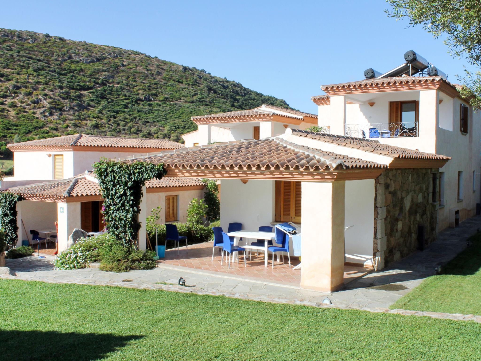 Foto 1 - Apartamento de 1 habitación en Budoni con piscina y vistas al mar