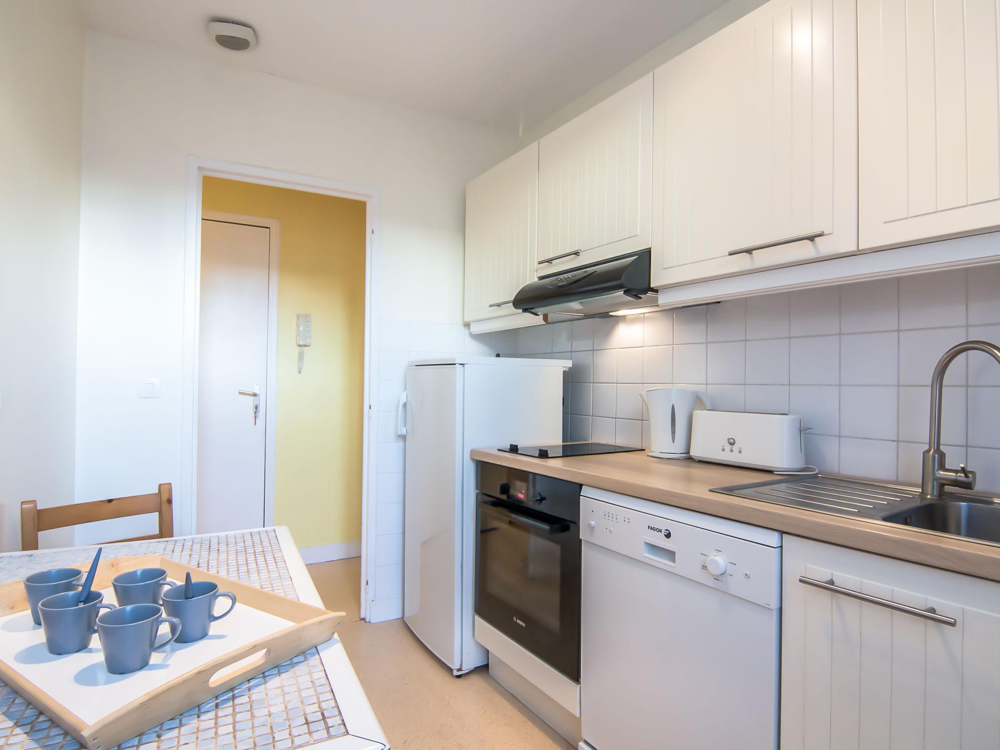 Foto 3 - Appartamento con 2 camere da letto a Trouville-sur-Mer con vista mare