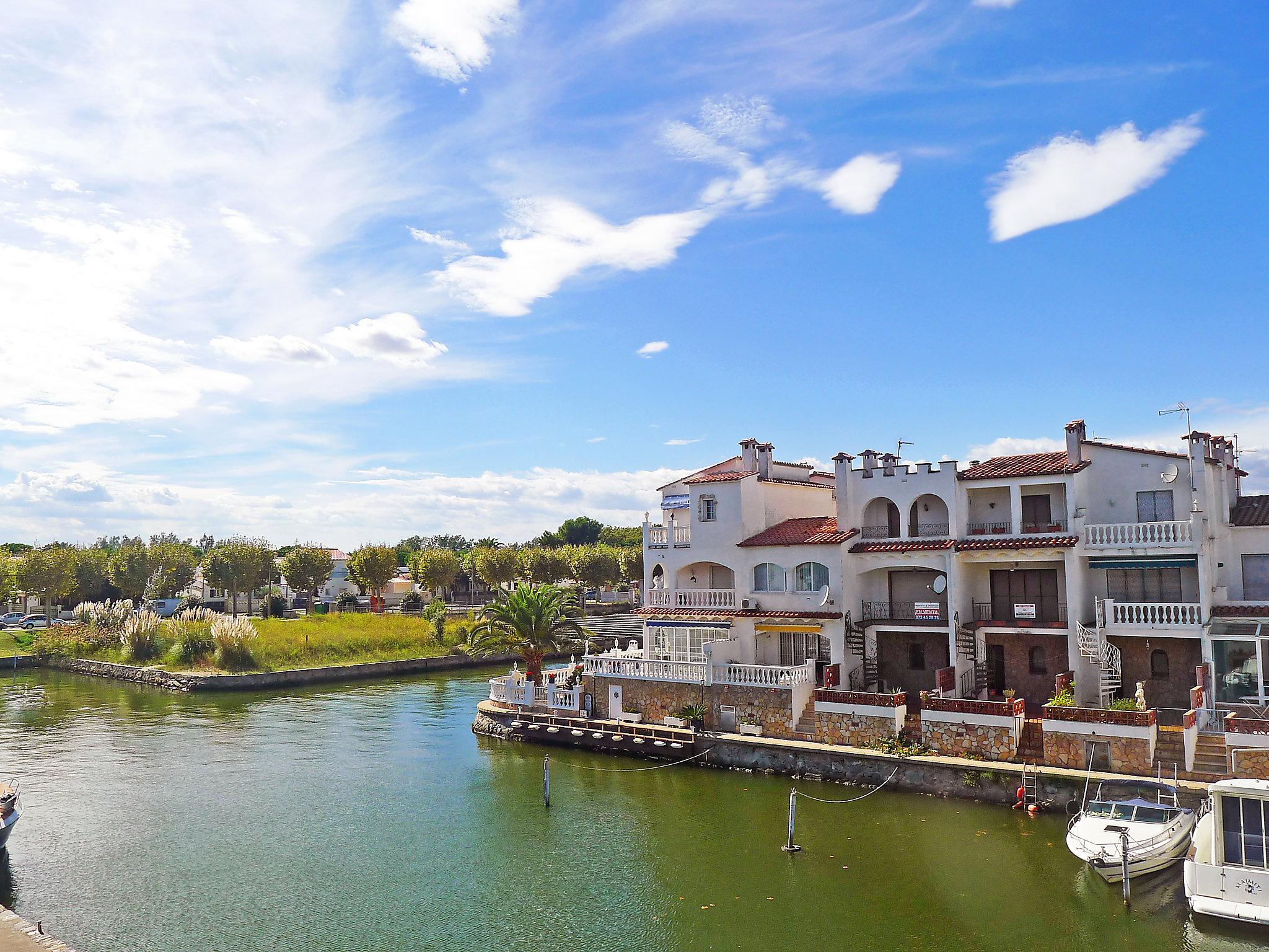 Foto 20 - Apartamento de 1 habitación en Castelló d'Empúries con terraza y vistas al mar