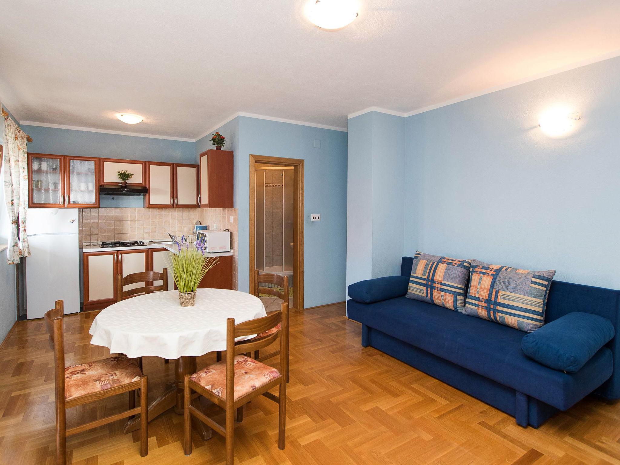 Foto 3 - Appartamento con 1 camera da letto a Crikvenica con giardino e vista mare