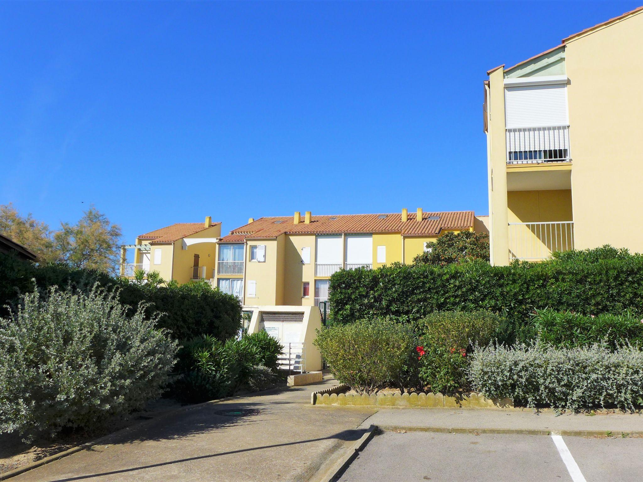 Foto 17 - Haus mit 1 Schlafzimmer in Fleury mit schwimmbad und blick aufs meer