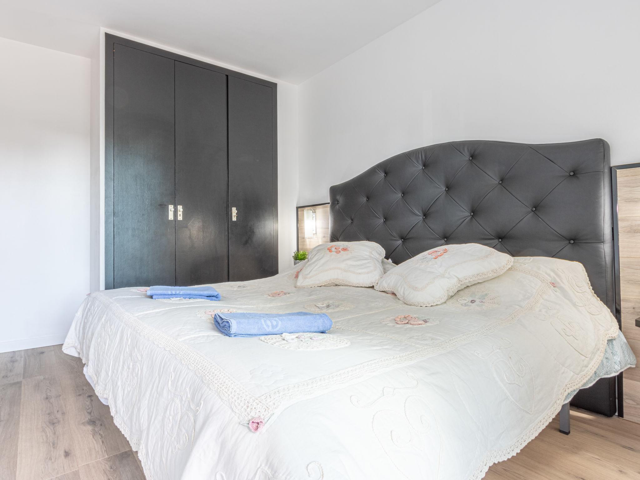 Foto 11 - Apartamento de 2 habitaciones en Castelló d'Empúries con vistas al mar