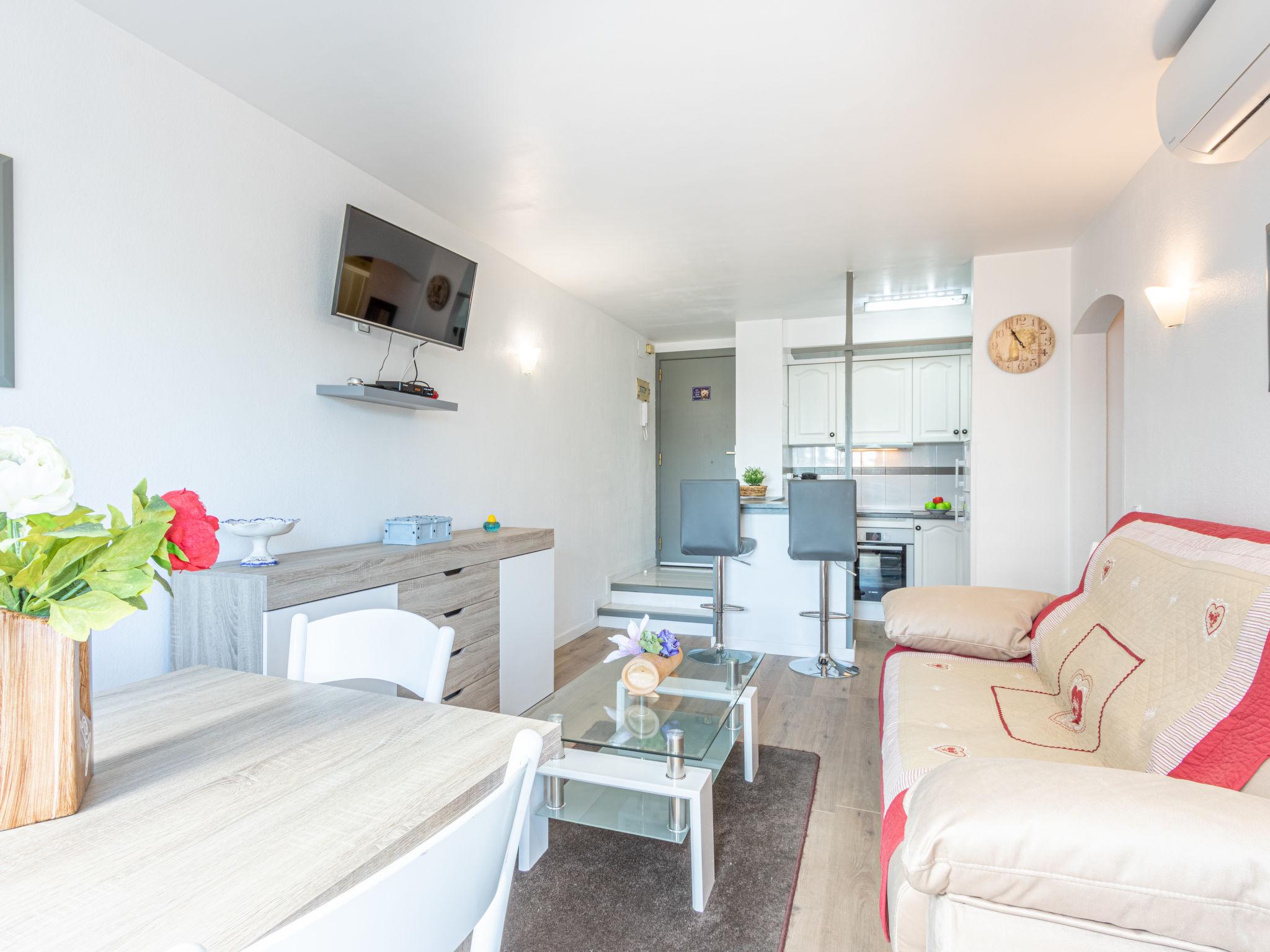 Foto 3 - Apartamento de 2 habitaciones en Castelló d'Empúries con vistas al mar