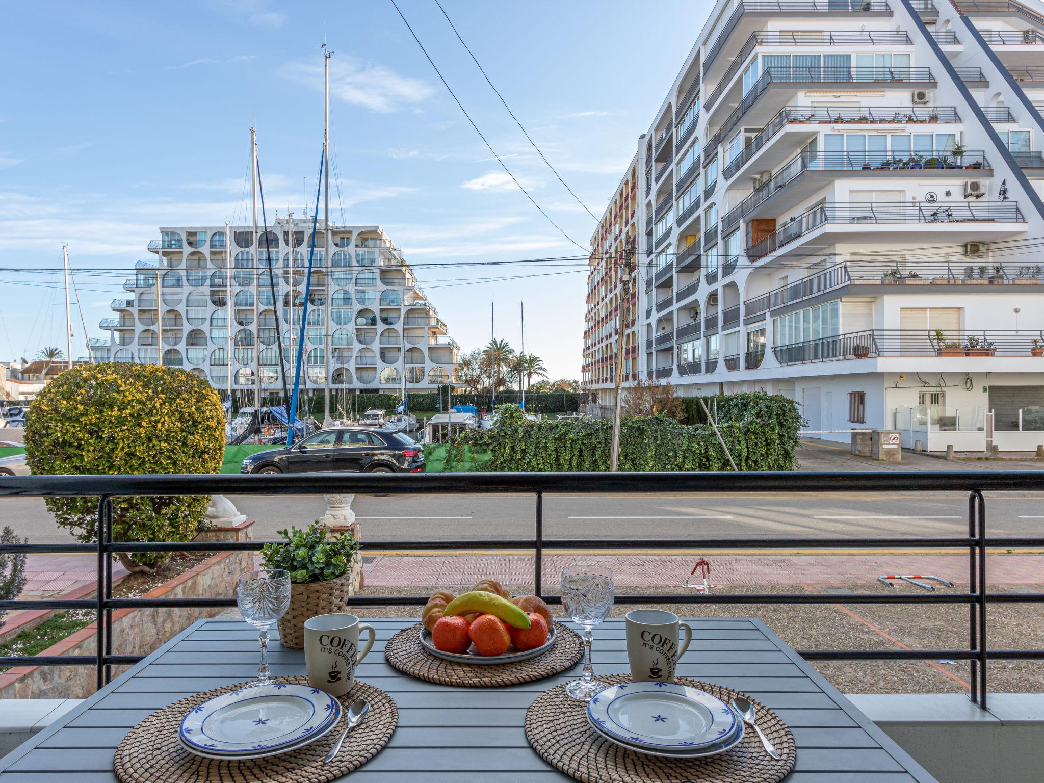 Foto 16 - Apartamento de 2 quartos em Castelló d'Empúries com vistas do mar