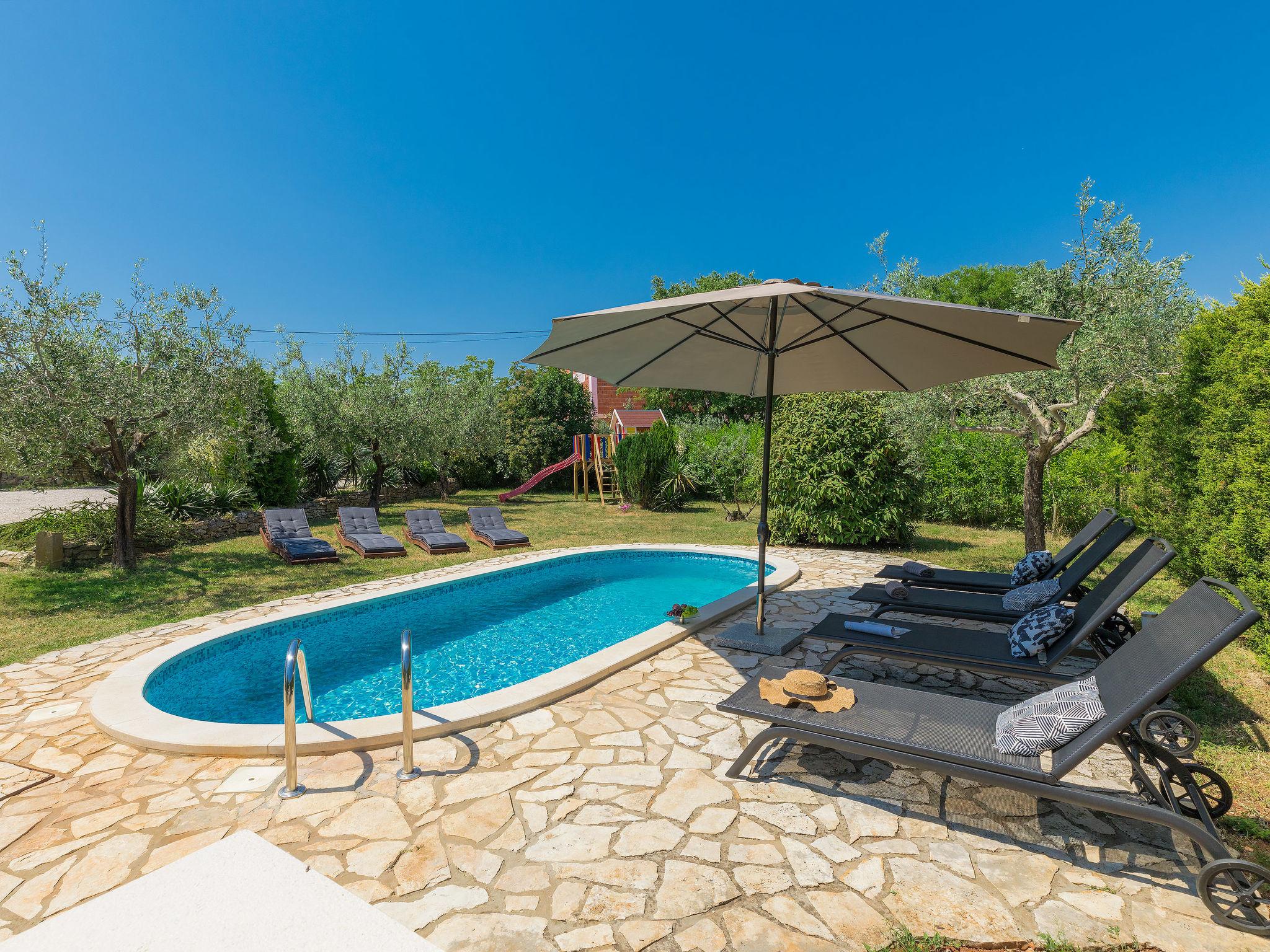 Foto 6 - Casa con 4 camere da letto a Marčana con piscina privata e vista mare
