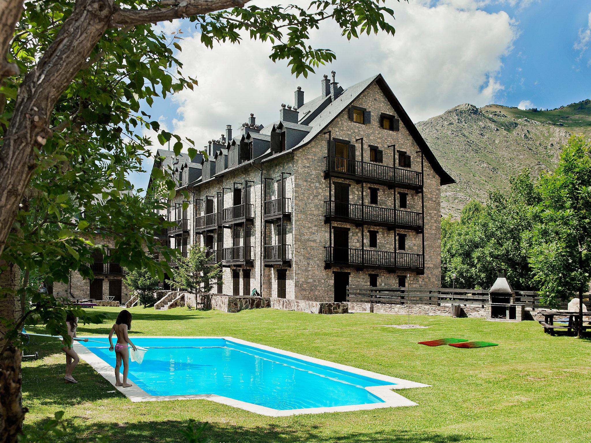 Foto 1 - Apartamento de 3 habitaciones en La Vall de Boí con piscina y vistas a la montaña