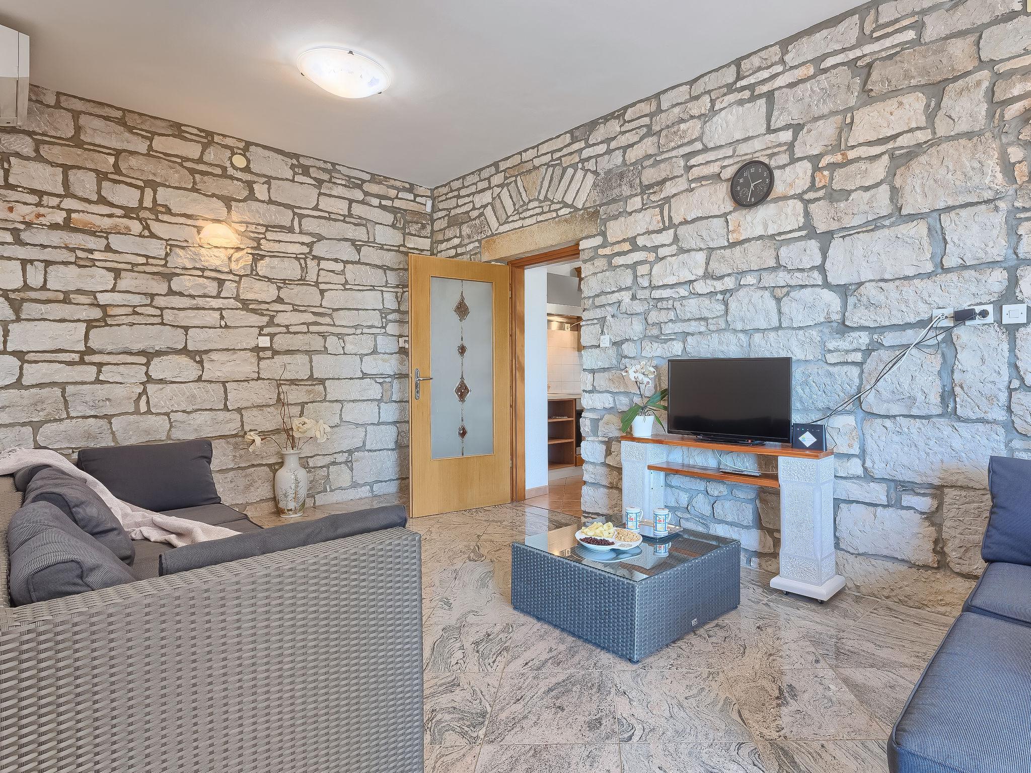 Photo 12 - 2 bedroom House in Sveti Lovreč with private pool and sea view