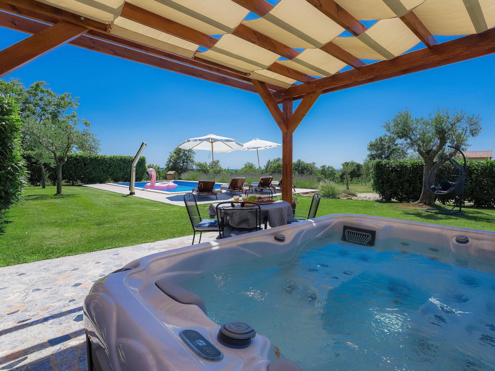 Photo 10 - Maison de 2 chambres à Sveti Lovreč avec piscine privée et vues à la mer