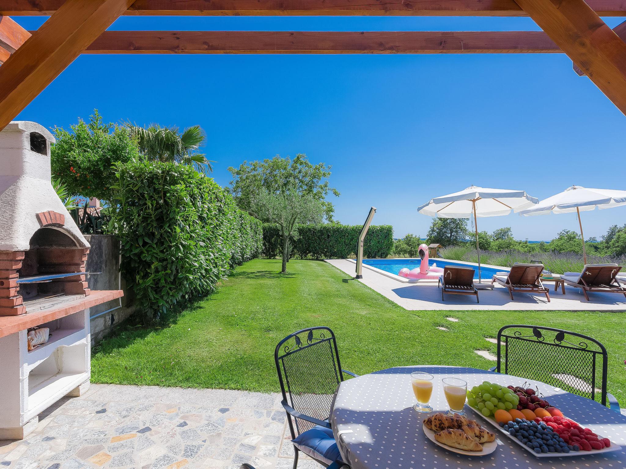 Photo 18 - Maison de 2 chambres à Sveti Lovreč avec piscine privée et vues à la mer