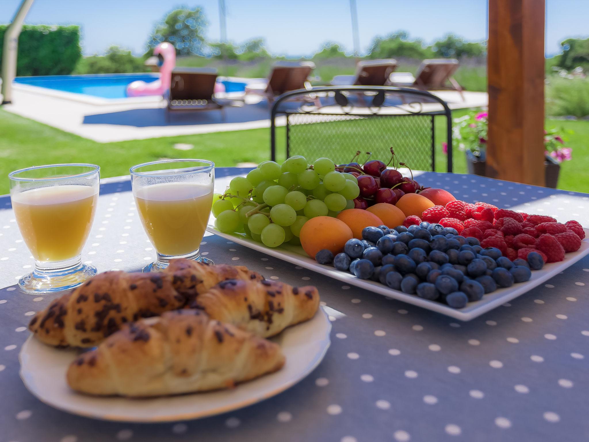 Foto 16 - Casa con 2 camere da letto a Sveti Lovreč con piscina privata e giardino