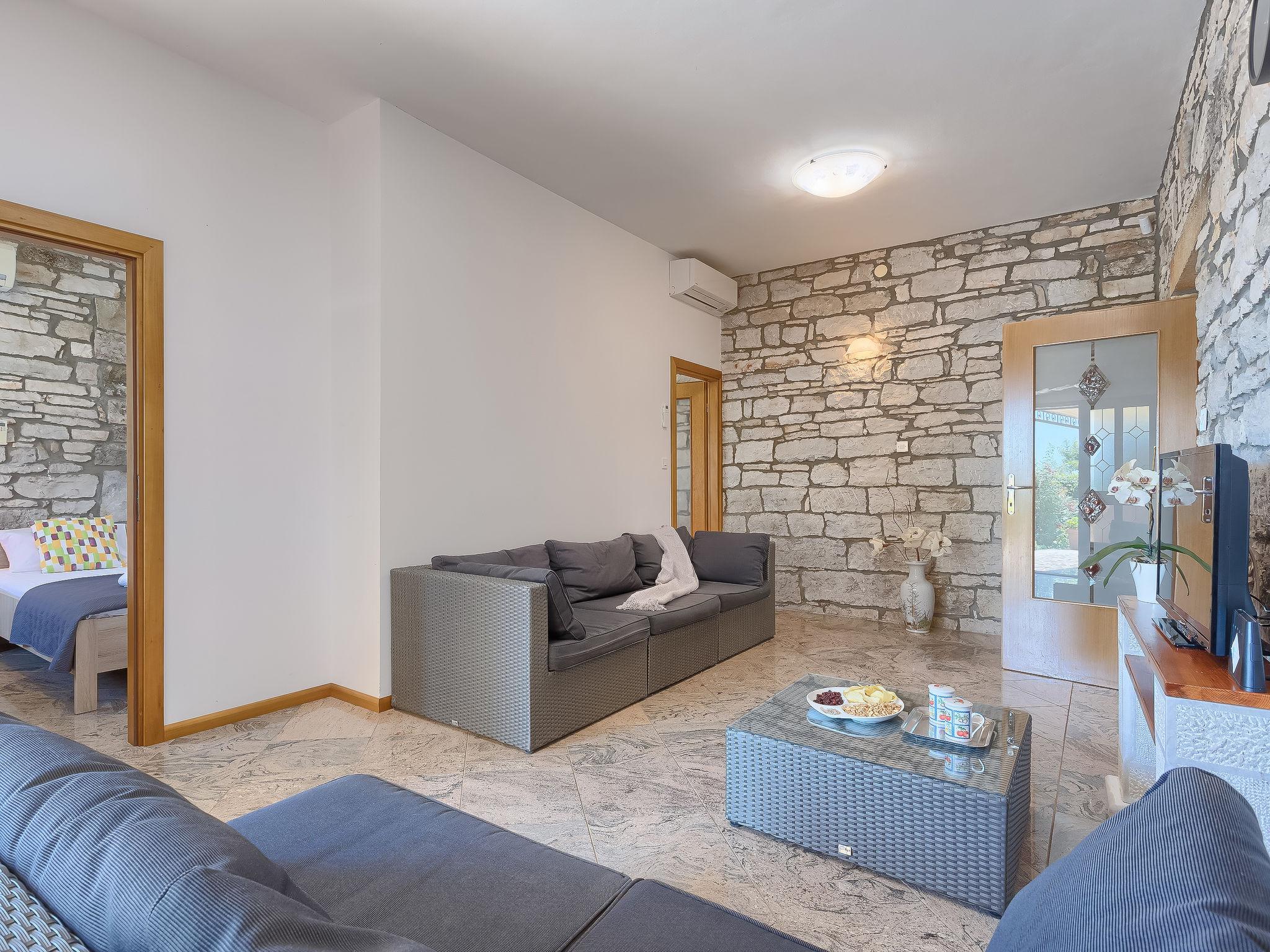 Foto 11 - Casa con 2 camere da letto a Sveti Lovreč con piscina privata e vista mare