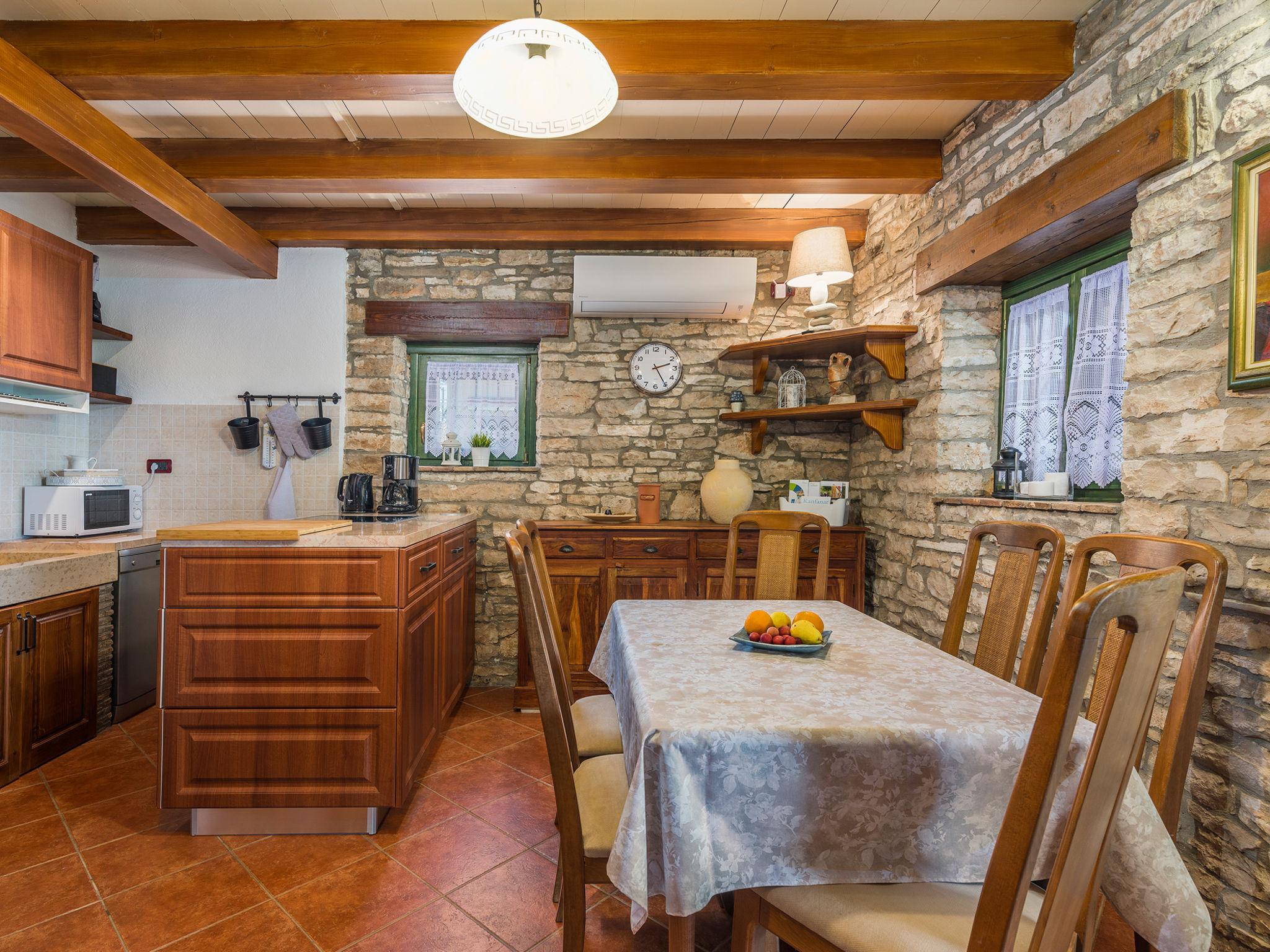 Photo 8 - Maison de 2 chambres à Kanfanar avec piscine privée et vues à la mer