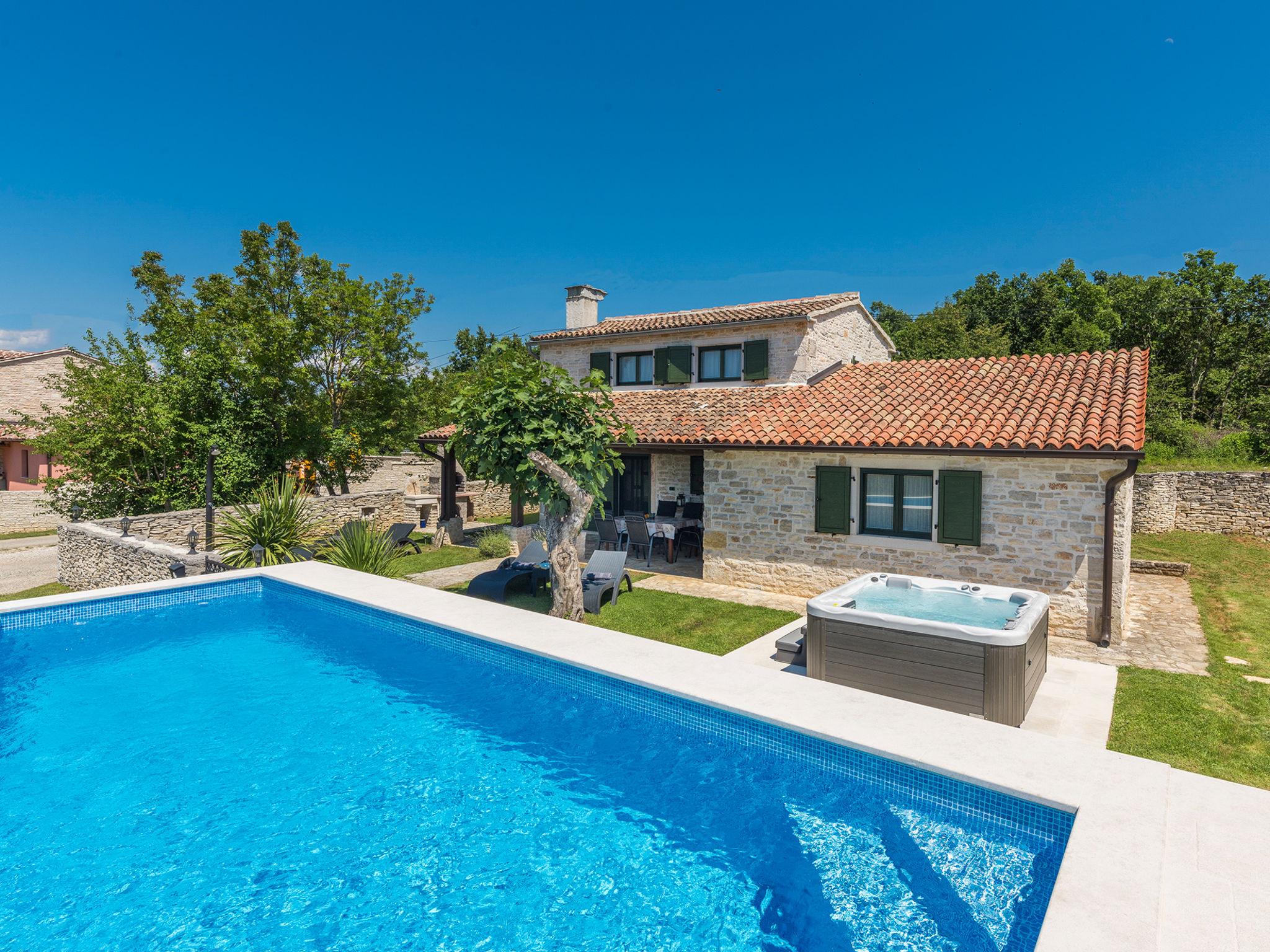 Photo 1 - Maison de 2 chambres à Kanfanar avec piscine privée et jardin