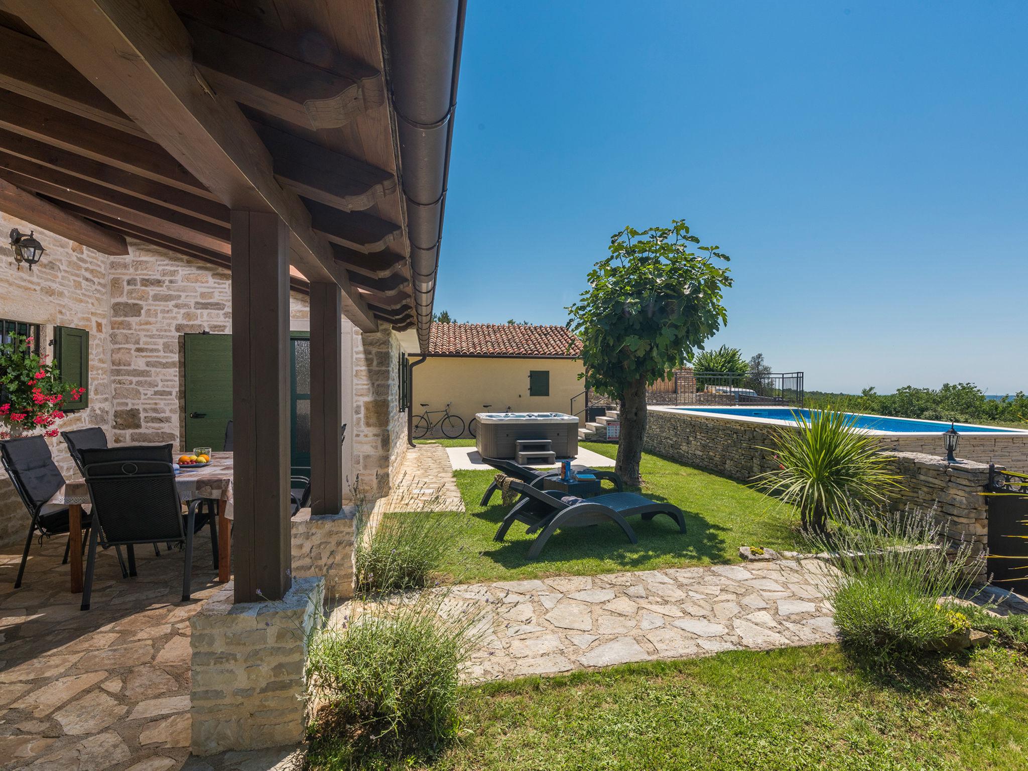 Foto 2 - Casa de 2 quartos em Kanfanar com piscina privada e vistas do mar