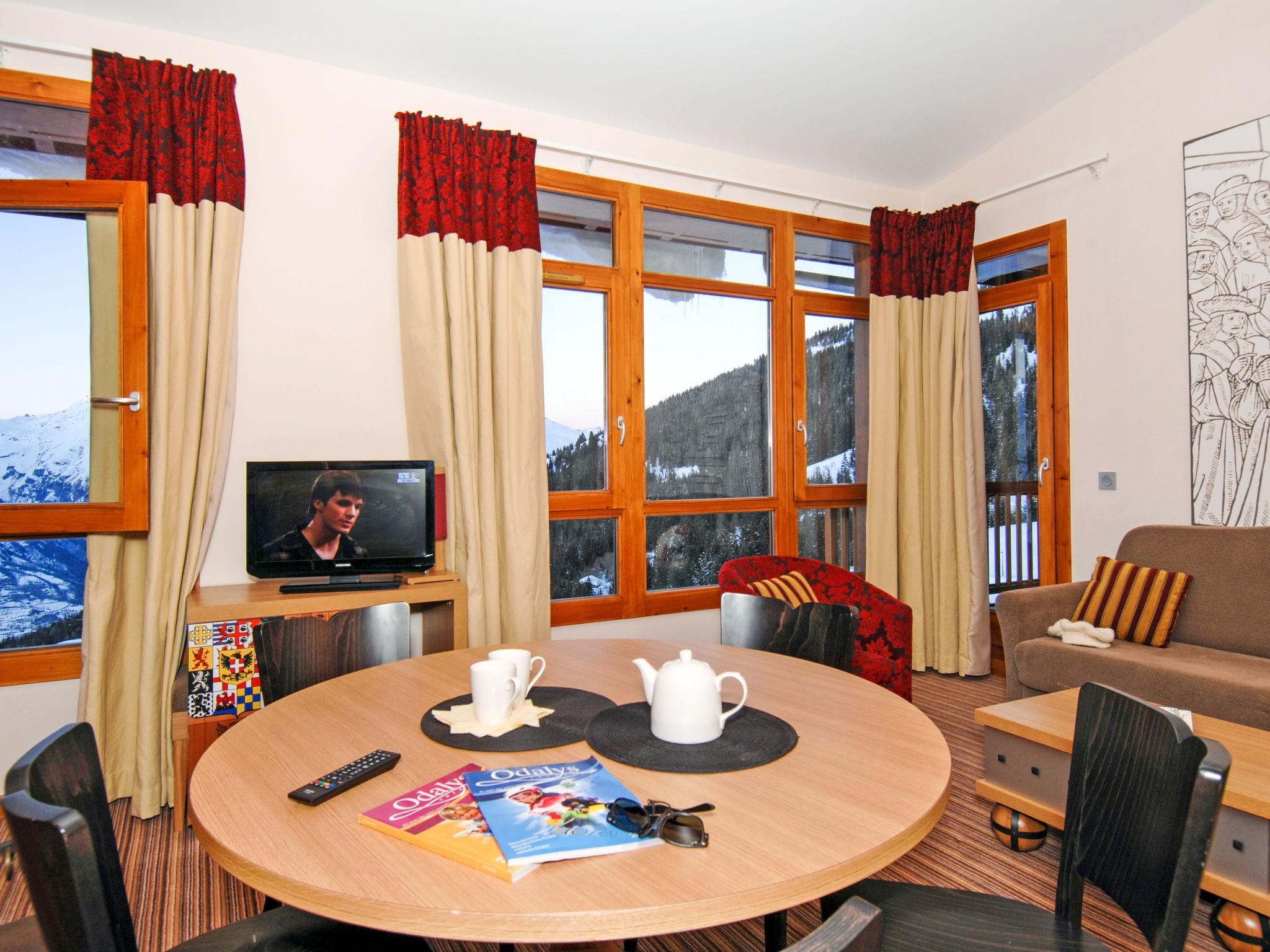 Foto 3 - Appartamento con 2 camere da letto a Bourg-Saint-Maurice con piscina e vista sulle montagne