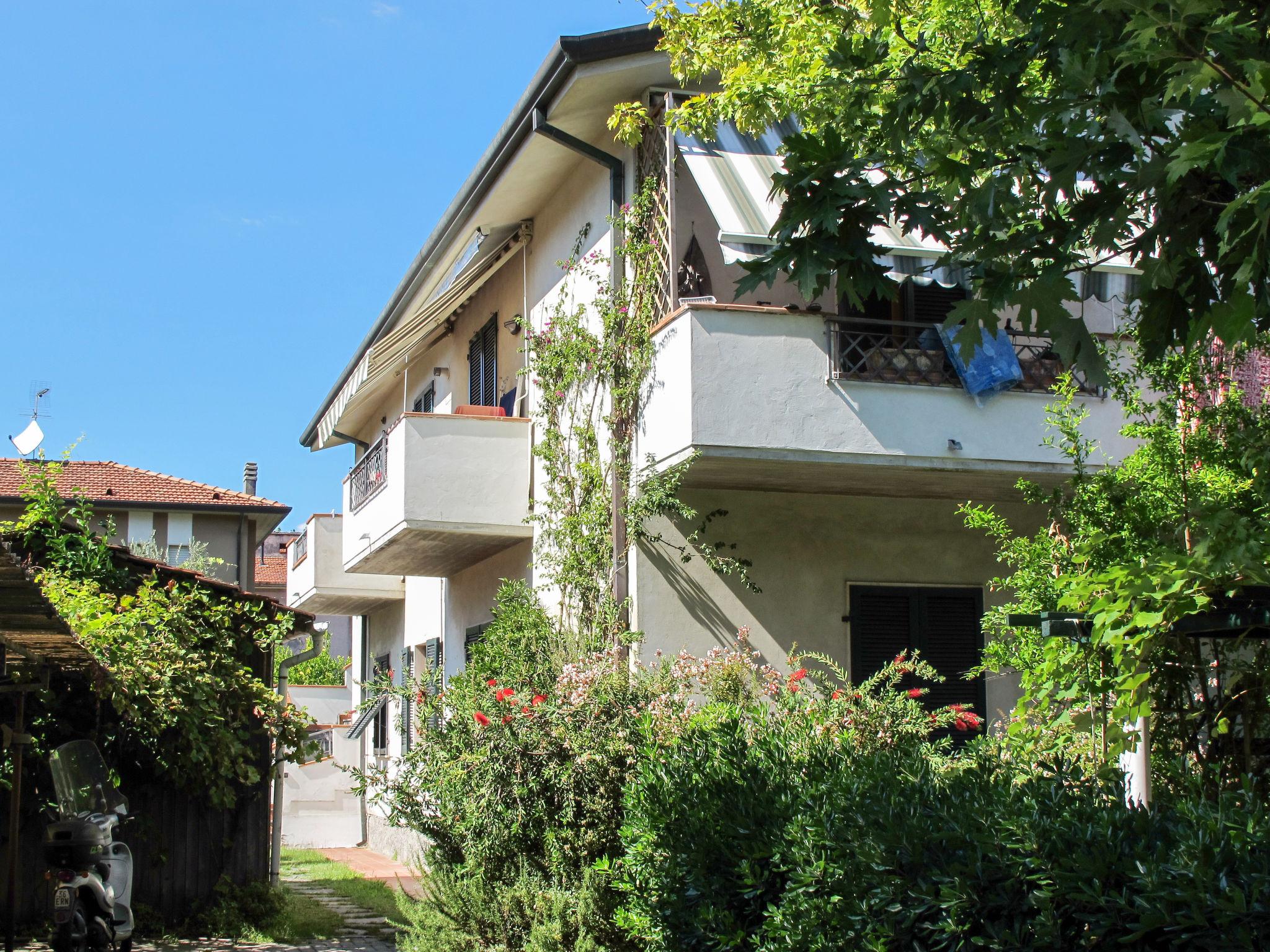 Photo 2 - Appartement de 2 chambres à Massa avec jardin et vues à la mer