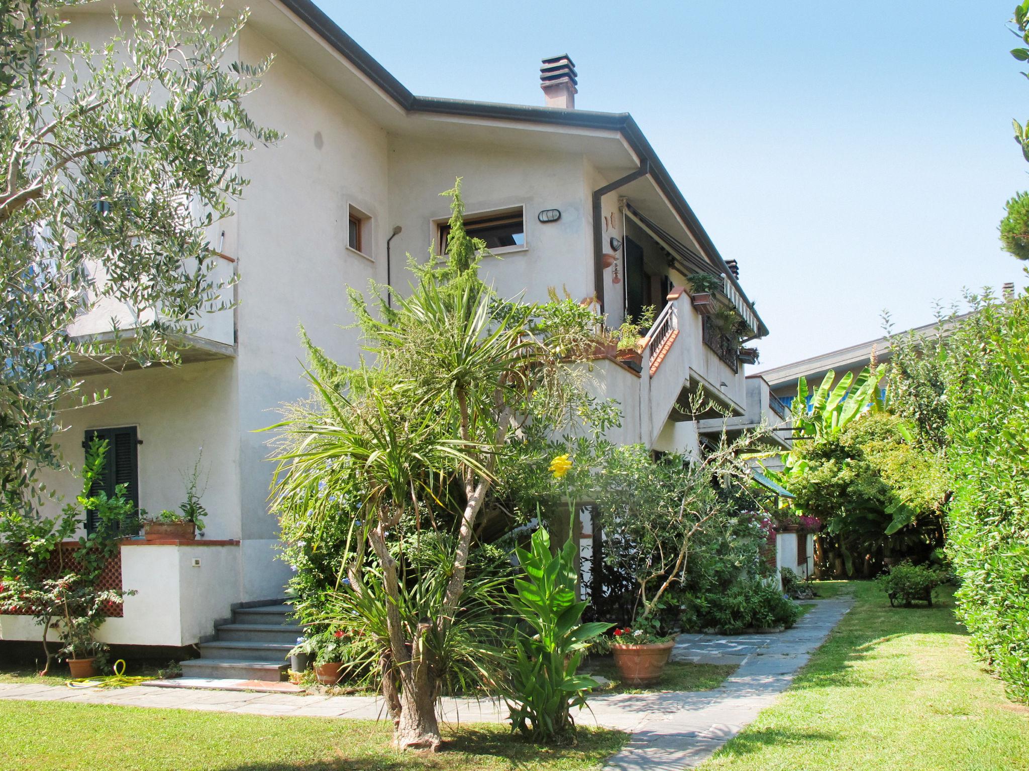 Photo 2 - Appartement de 2 chambres à Massa avec jardin et vues à la mer